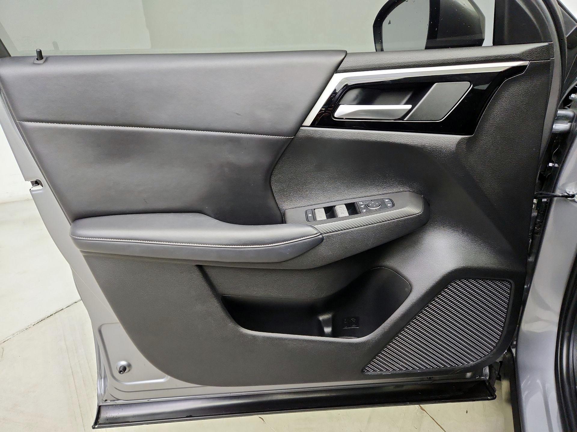 Thumbnail: 2023 Mitsubishi Outlander - 12