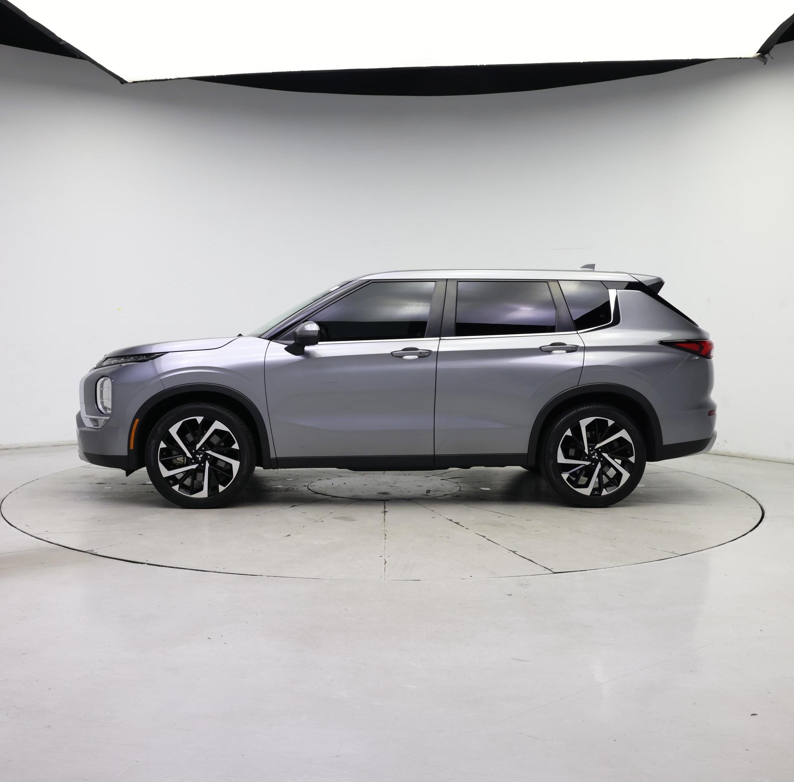 Thumbnail: 2023 Mitsubishi Outlander - 3