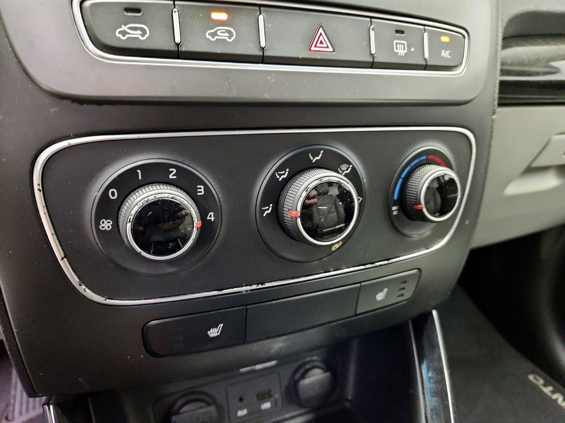 Thumbnail: 2014 Kia Sorento - 16