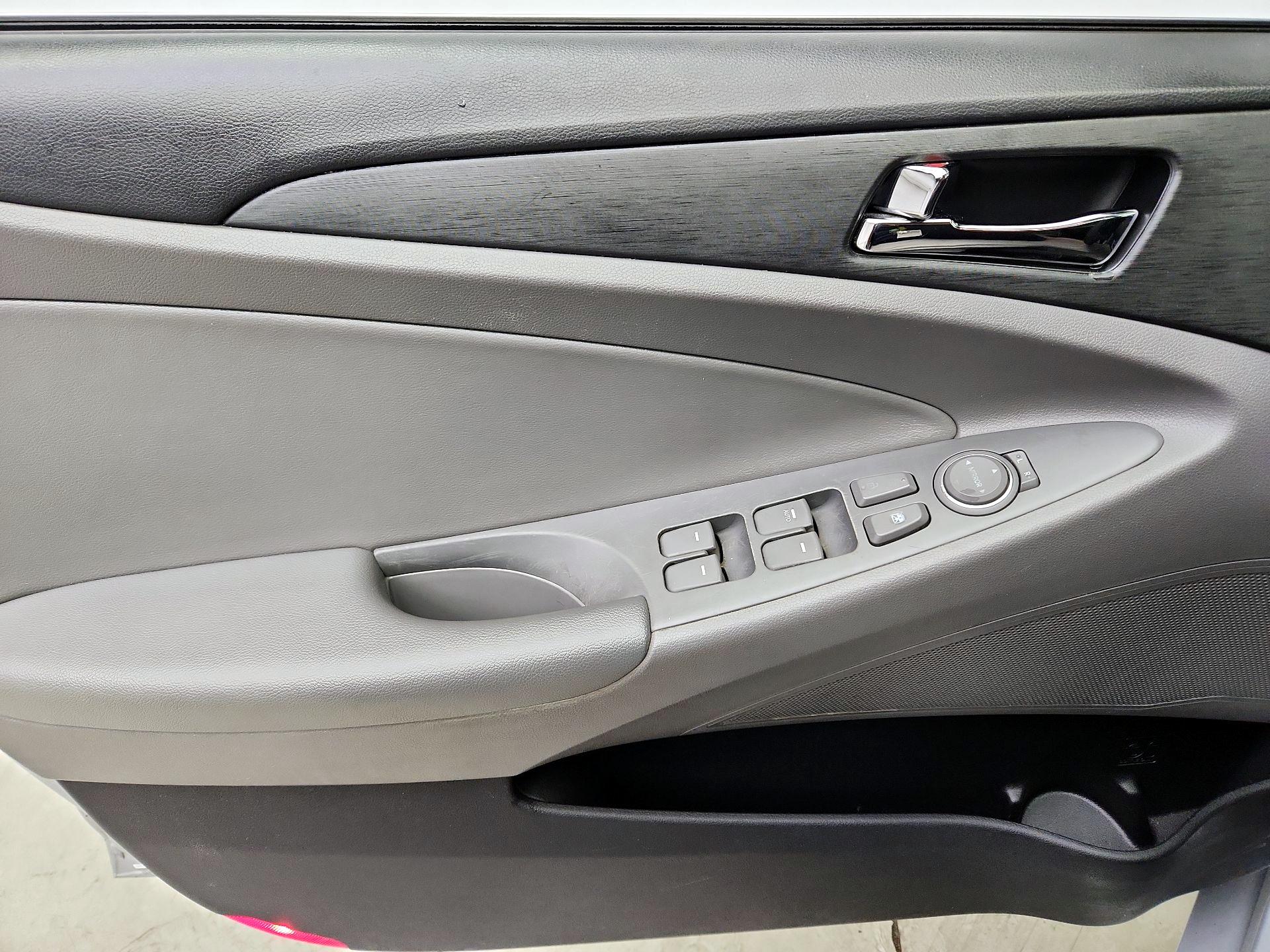 Thumbnail: 2013 Hyundai Sonata - 12