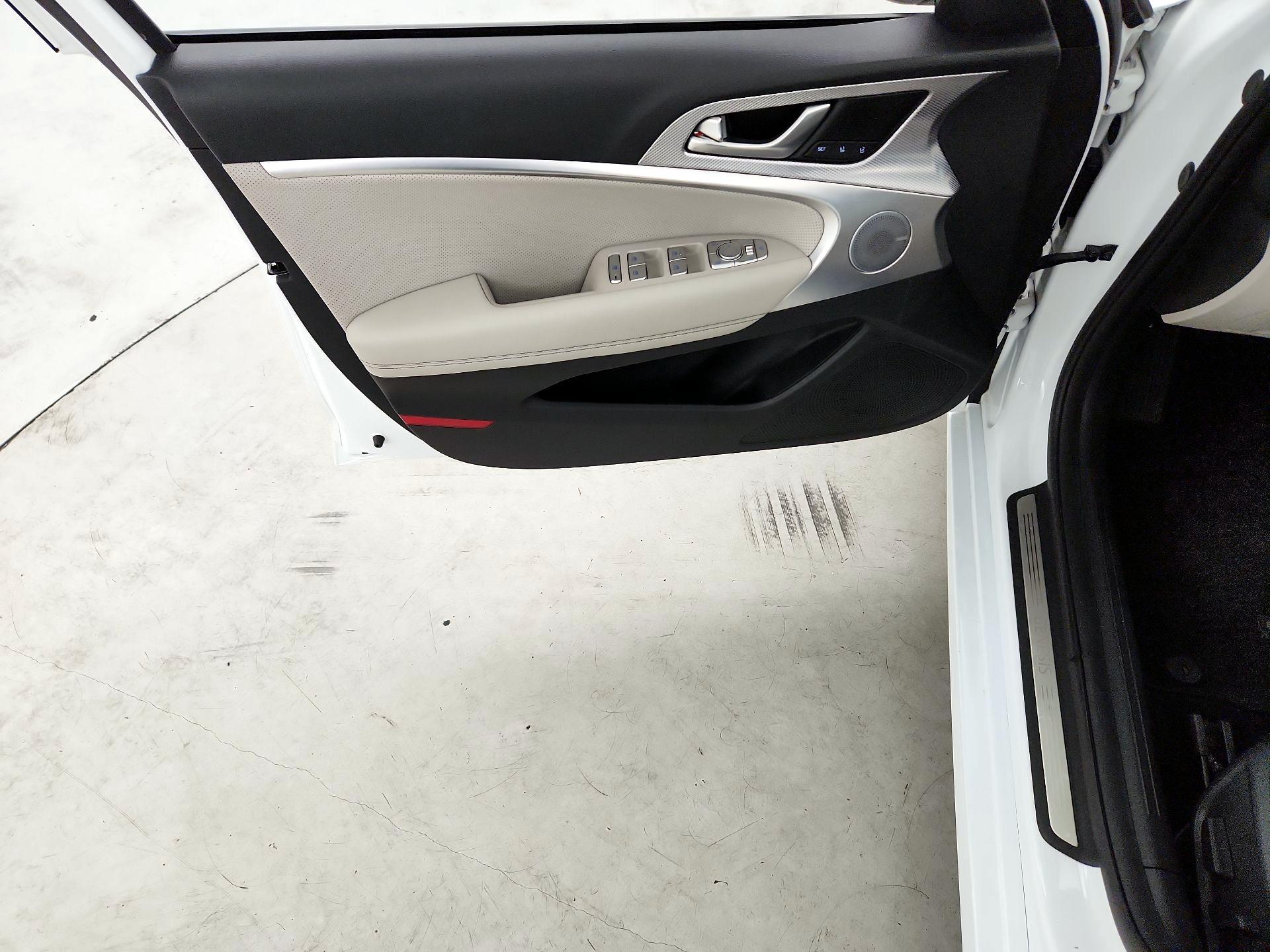 Thumbnail: 2022 Genesis G70 - 12