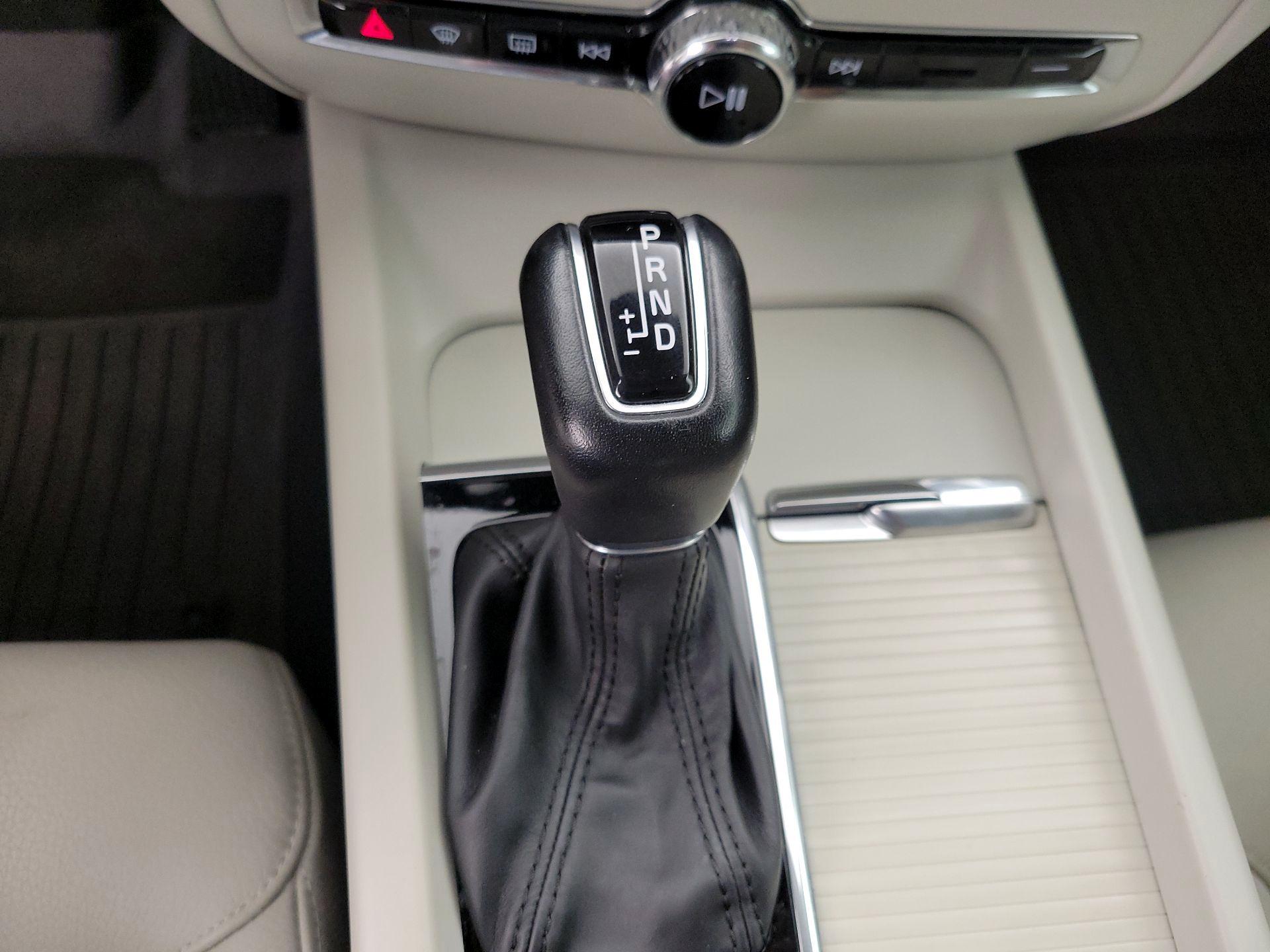 Thumbnail: 2019 Volvo S60 - 18