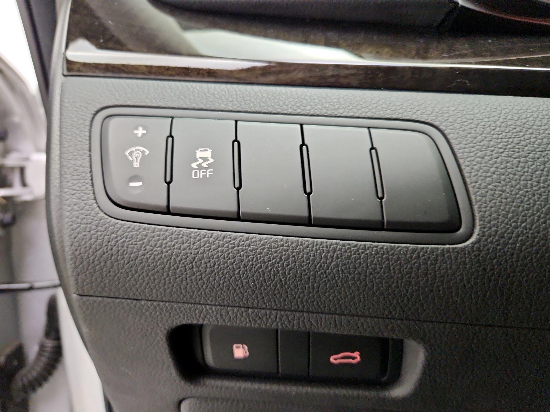 Thumbnail: 2016 Kia Cadenza - 13