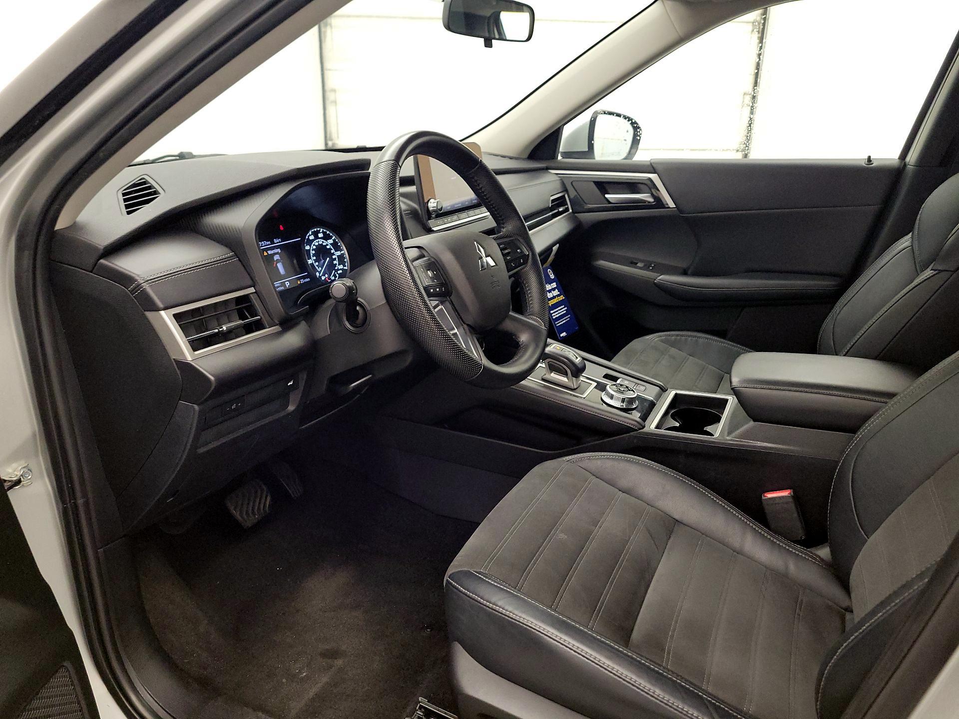 Thumbnail: 2023 Mitsubishi Outlander - 11
