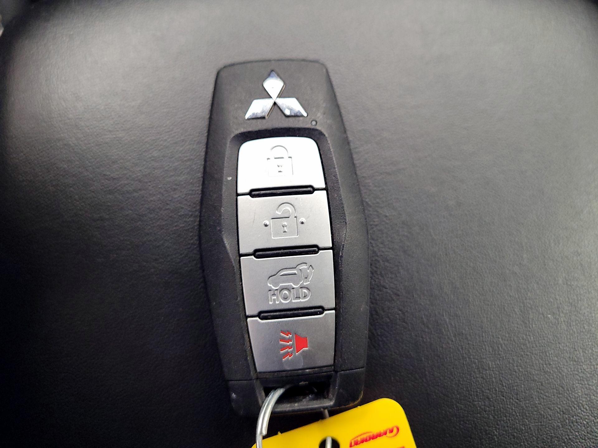 Thumbnail: 2023 Mitsubishi Outlander - 18