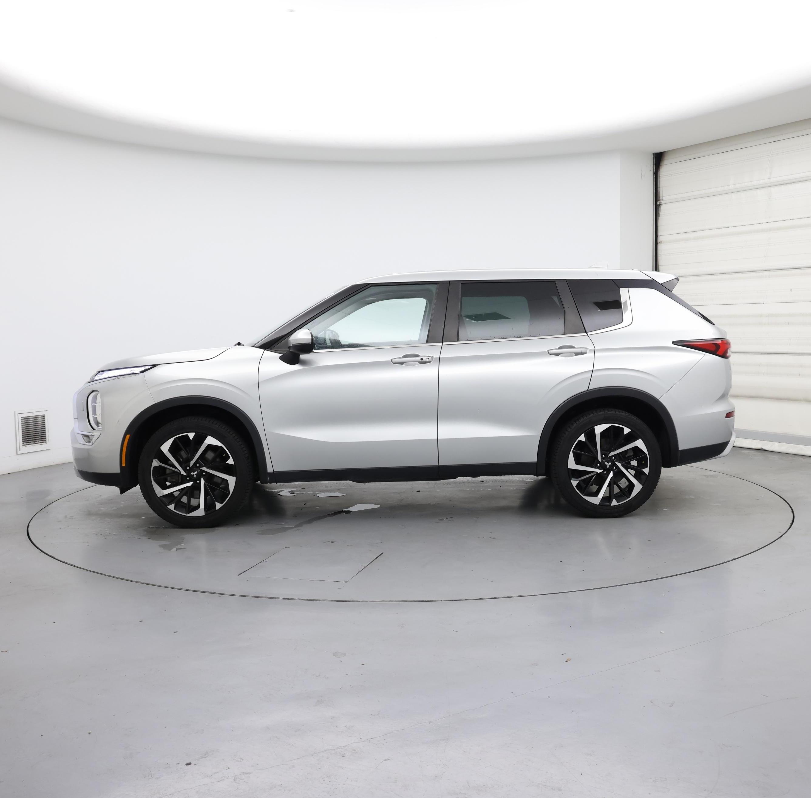 Thumbnail: 2023 Mitsubishi Outlander - 3