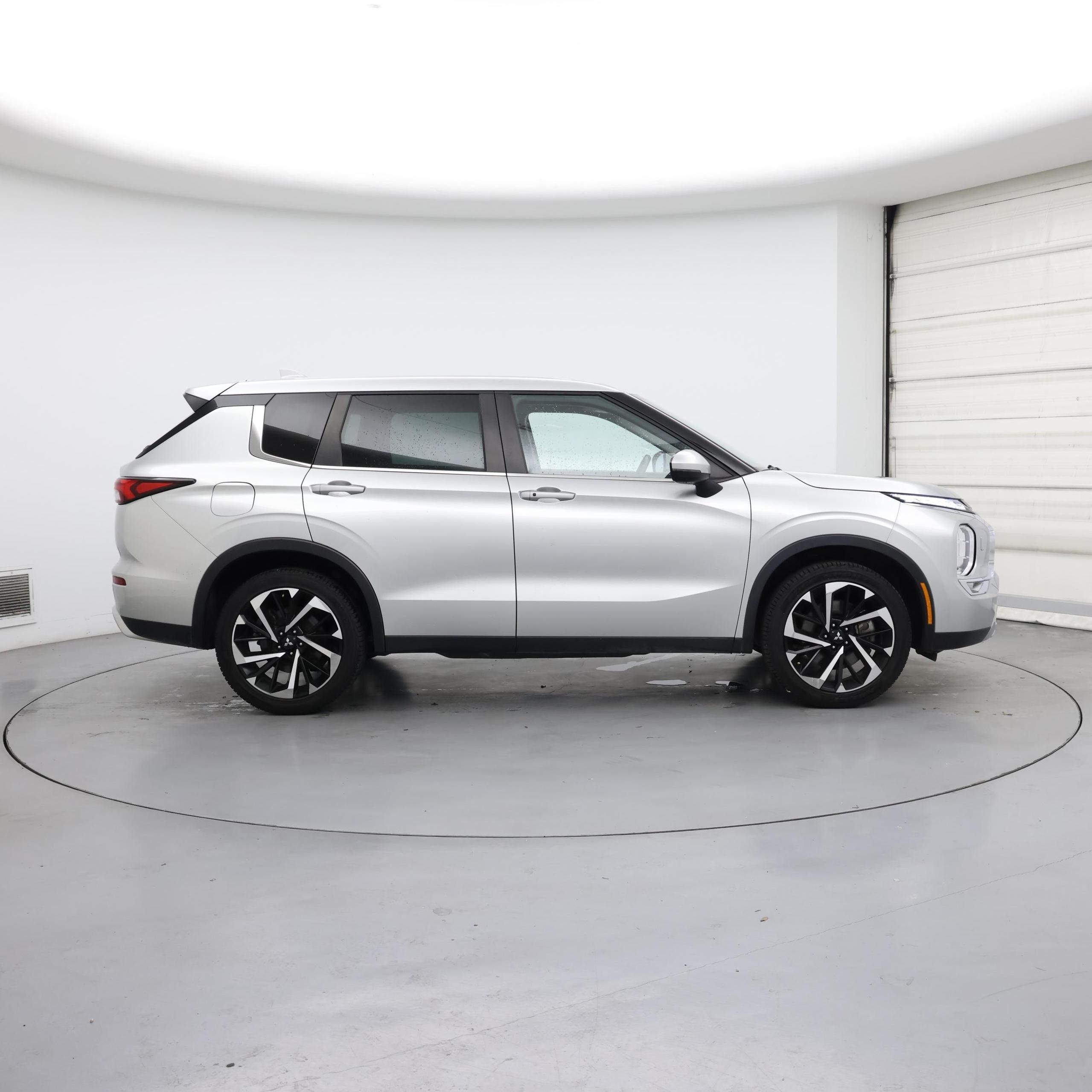 Thumbnail: 2023 Mitsubishi Outlander - 7