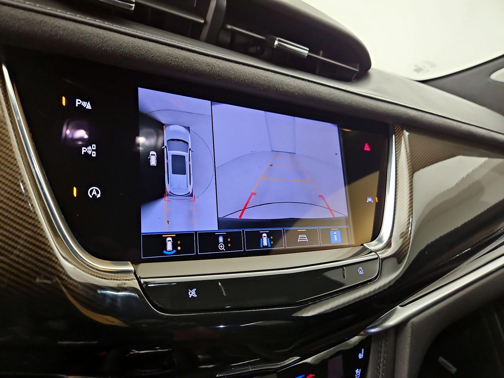 Thumbnail: 2022 Cadillac XT6 - 14