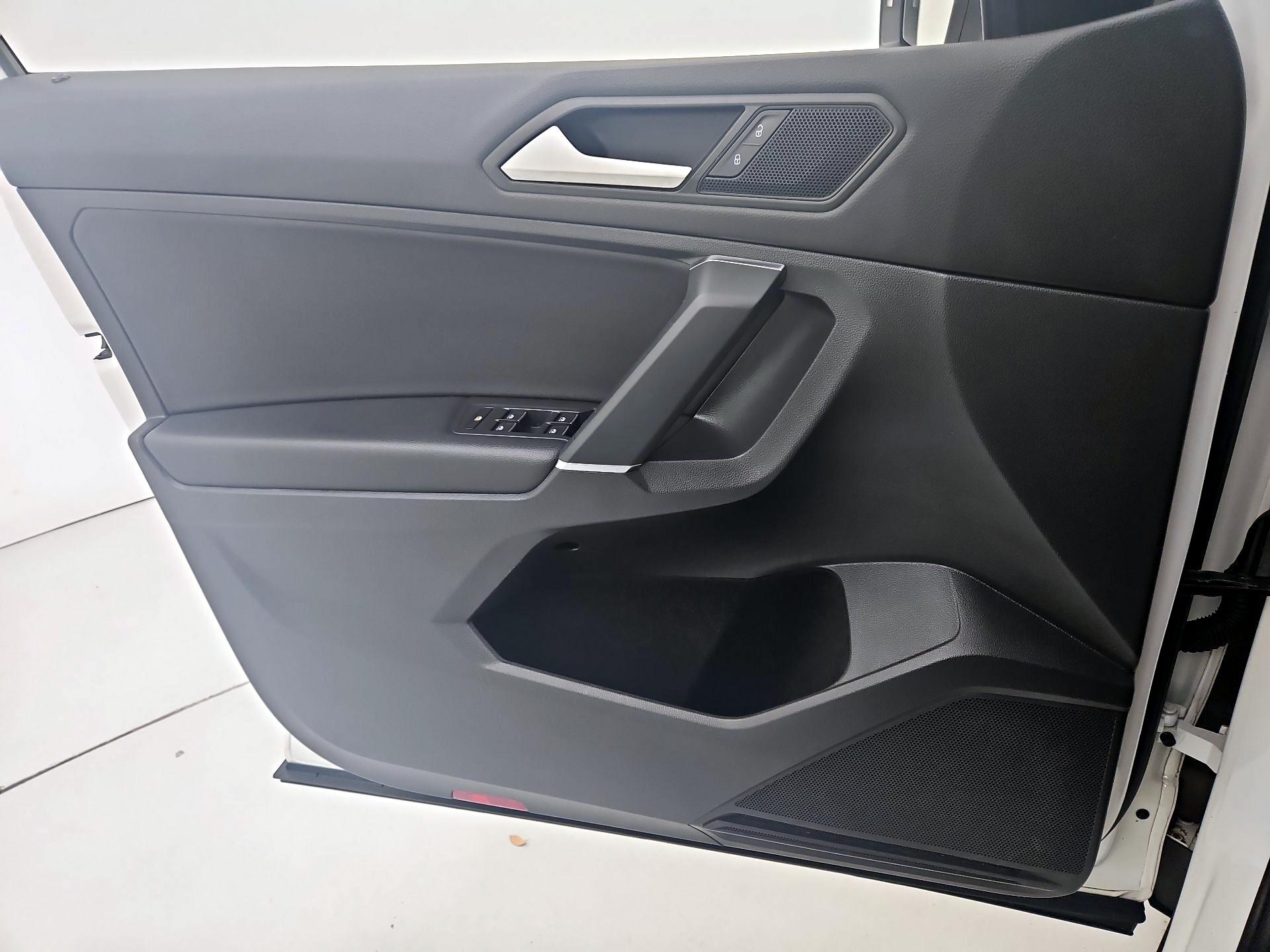 Thumbnail: 2020 Volkswagen Tiguan - 12