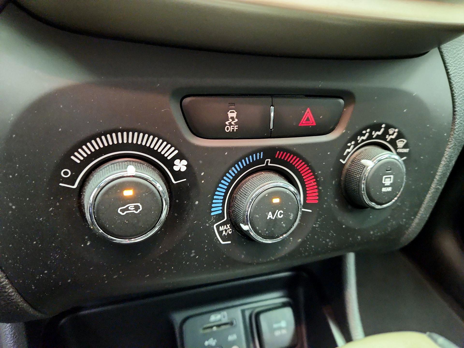 Thumbnail: 2016 Jeep Cherokee - 17