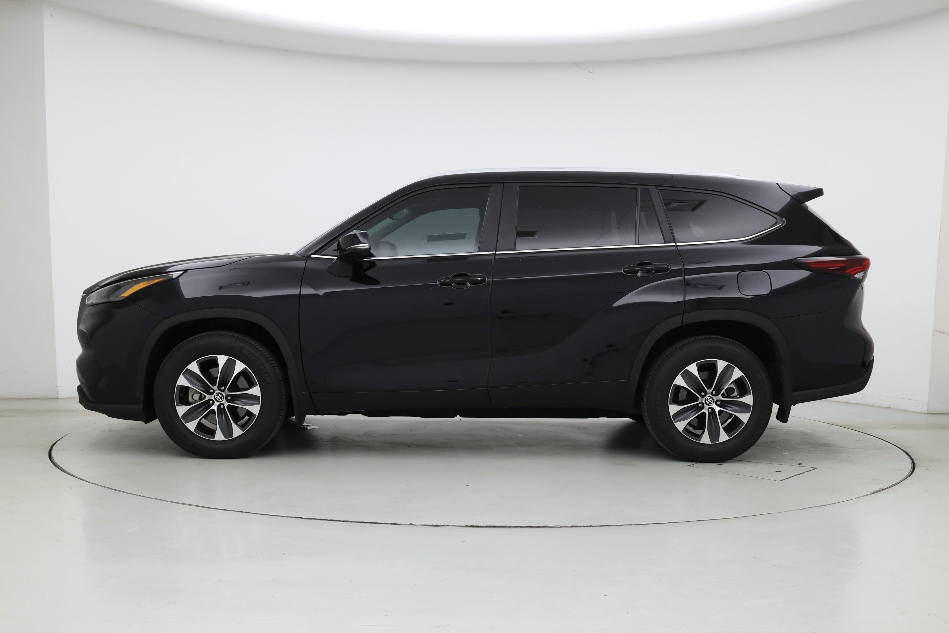 Thumbnail: 2024 Toyota Highlander - 3