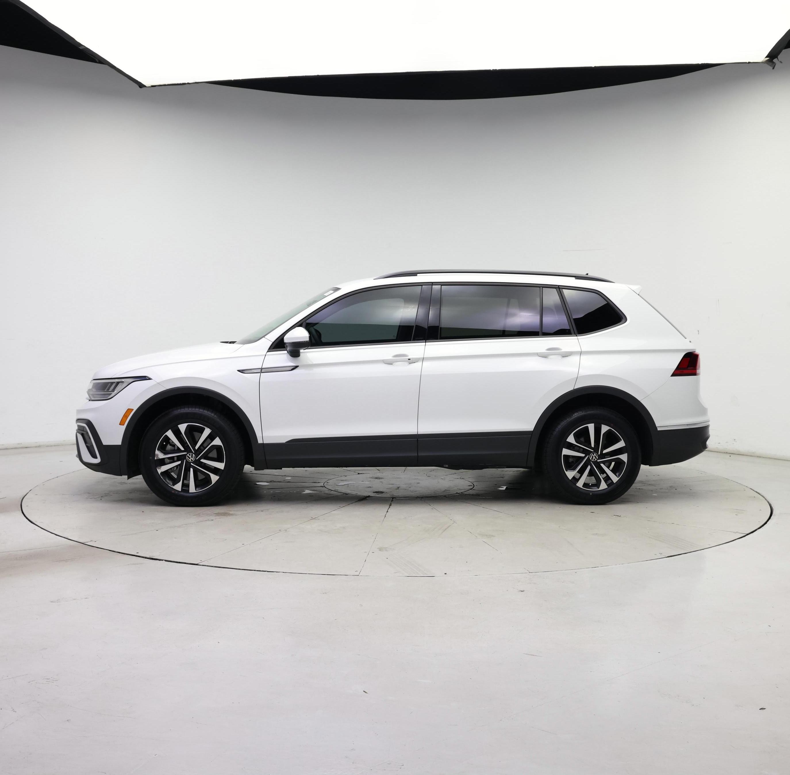 Thumbnail: 2022 Volkswagen Tiguan - 3
