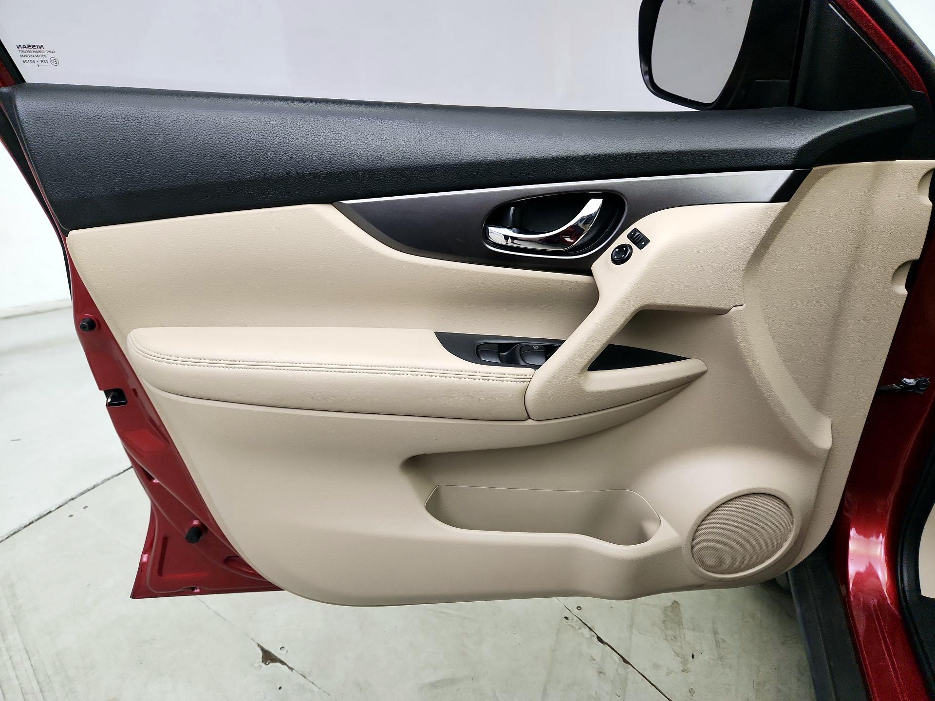 Thumbnail: 2016 Nissan Rogue - 12