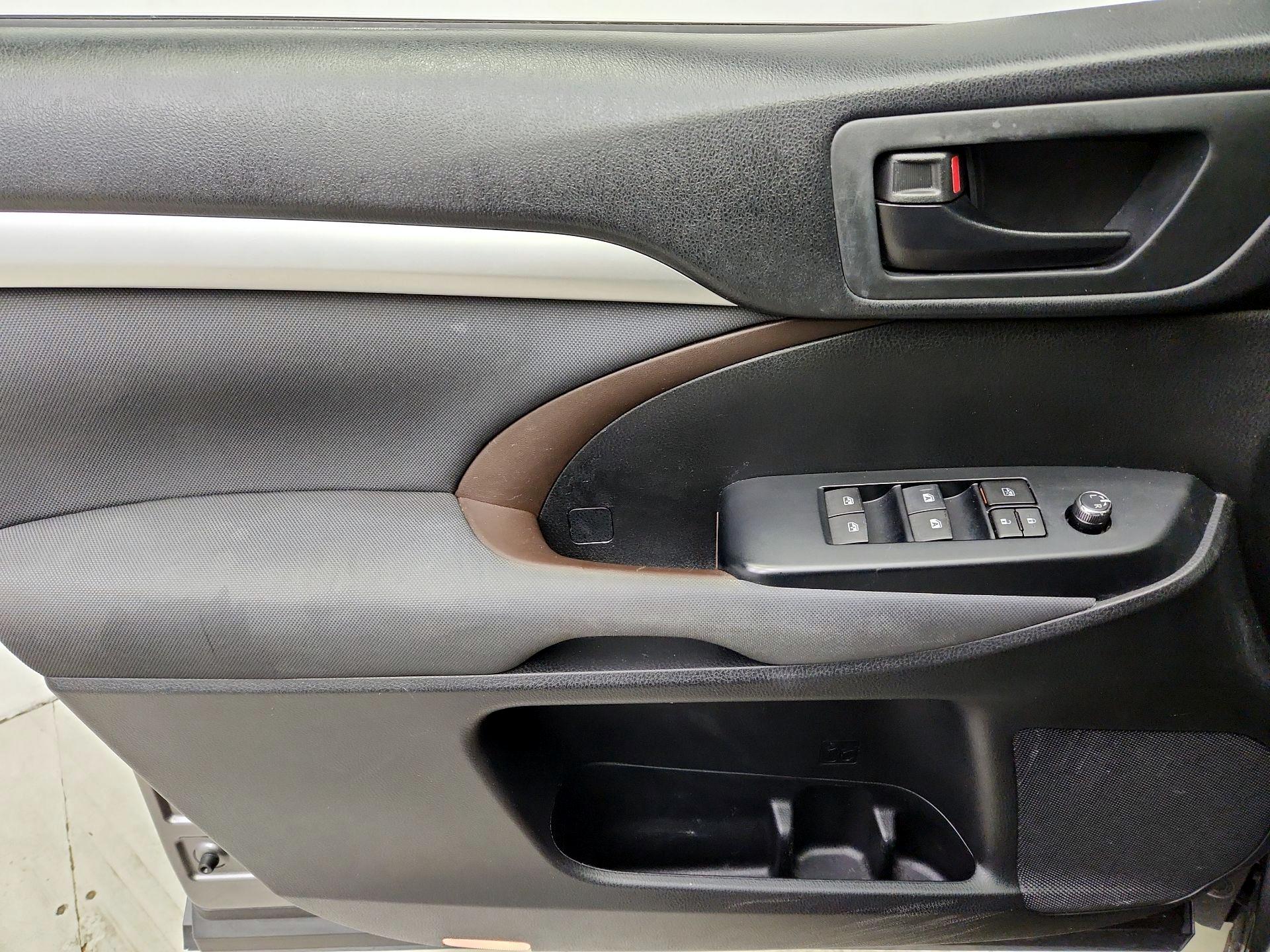 Thumbnail: 2014 Toyota Highlander - 12