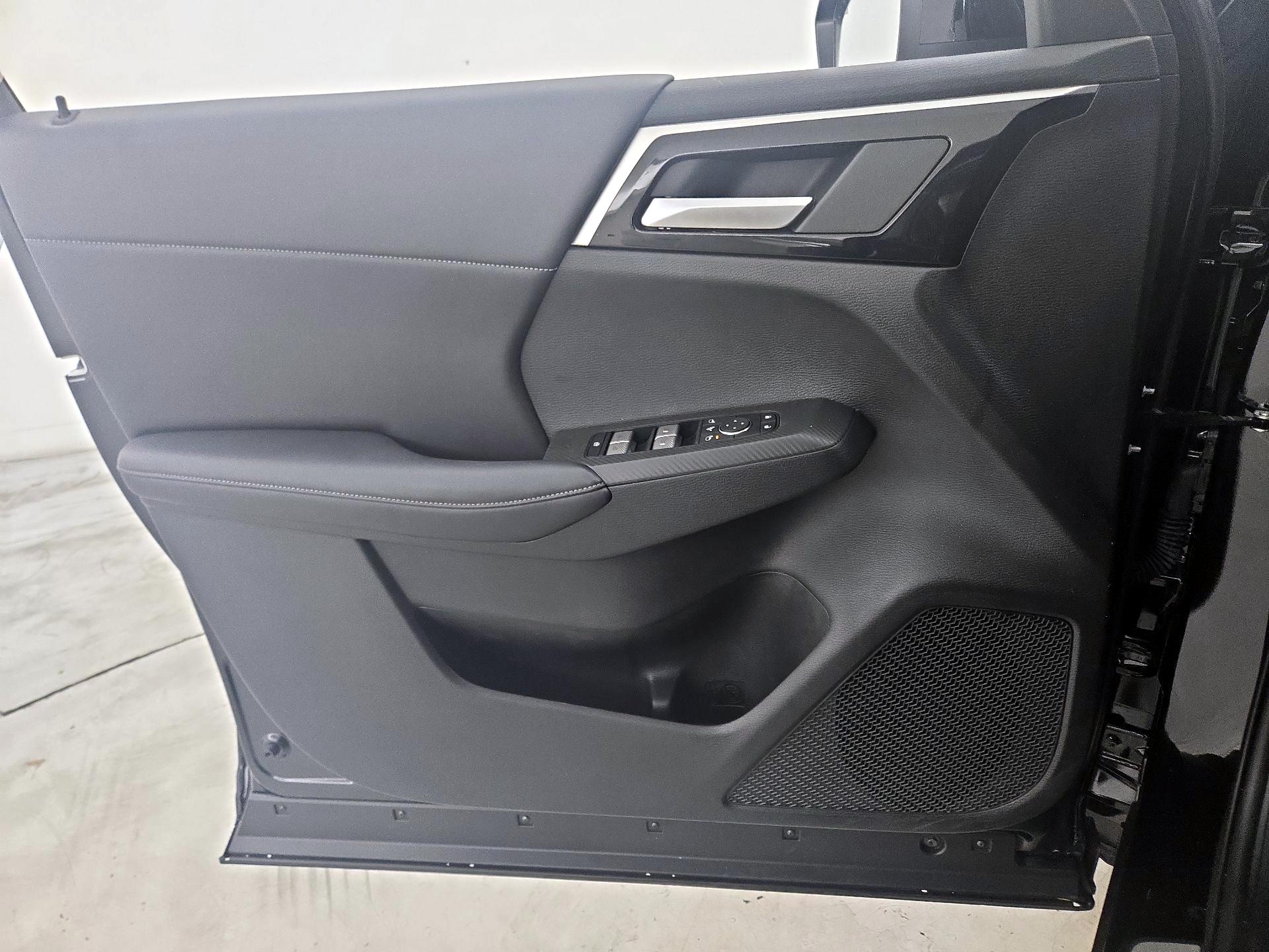 Thumbnail: 2024 Mitsubishi Outlander - 12