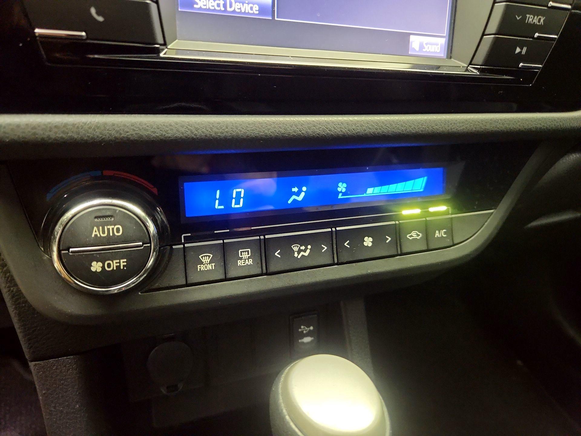 Thumbnail: 2015 Toyota Corolla - 16