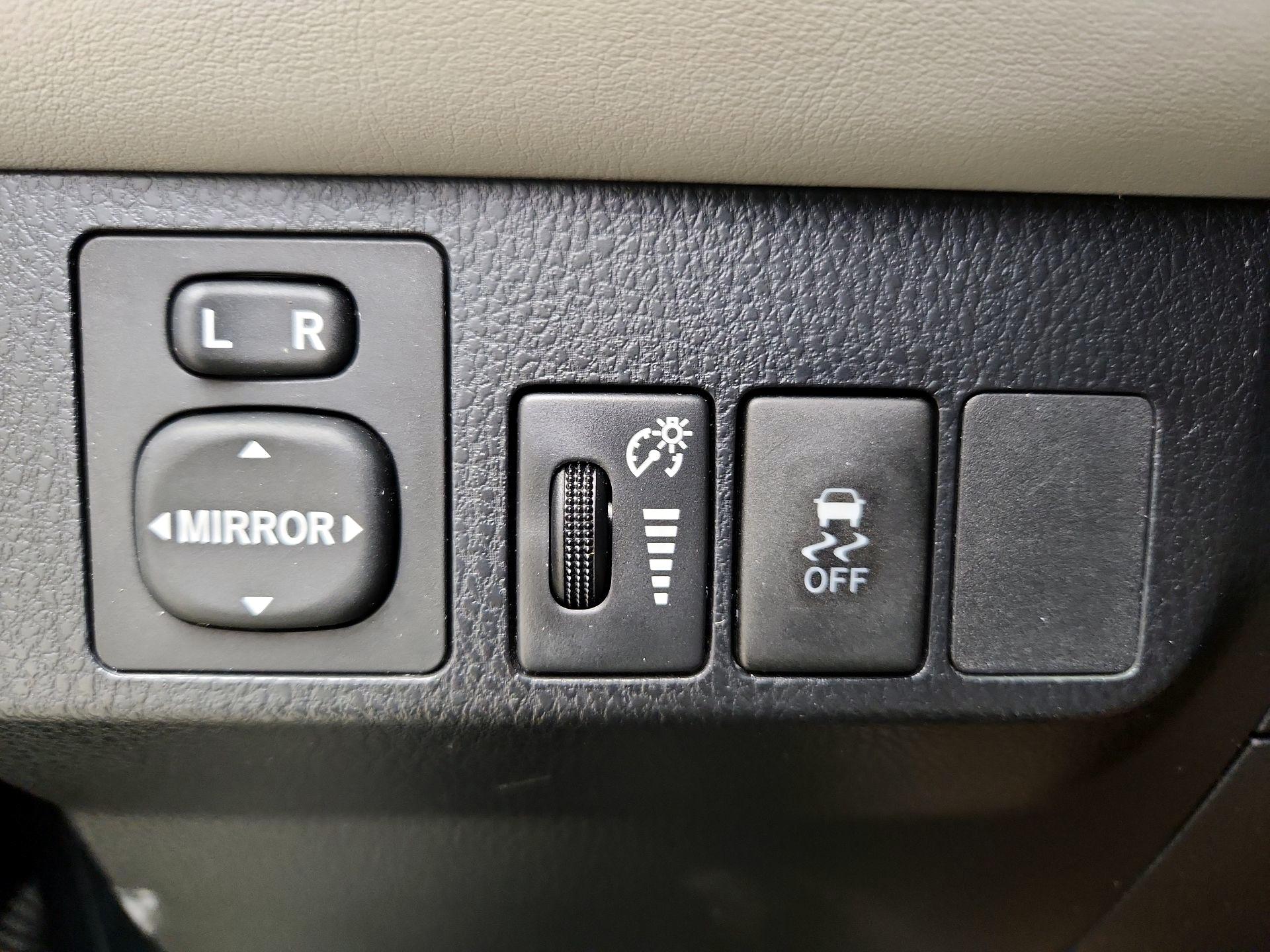 Thumbnail: 2013 Toyota RAV4 - 13