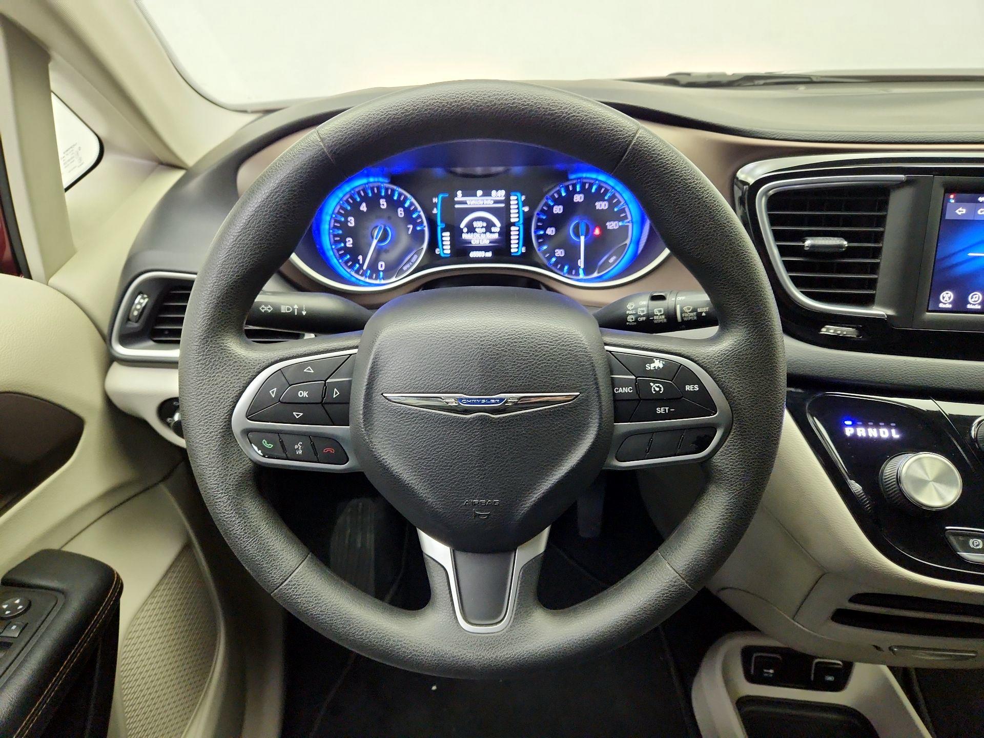Thumbnail: 2017 Chrysler Pacifica - 10