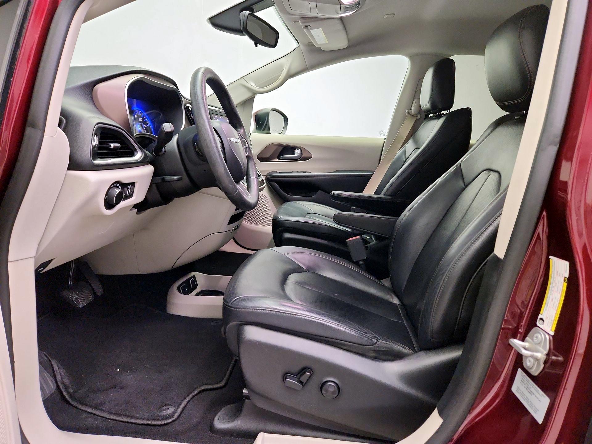 Thumbnail: 2017 Chrysler Pacifica - 11