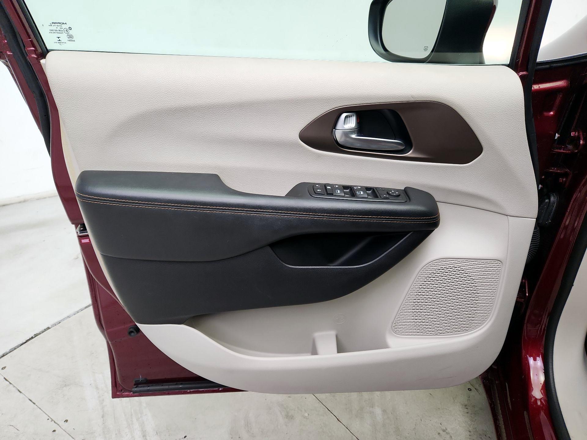 Thumbnail: 2017 Chrysler Pacifica - 12