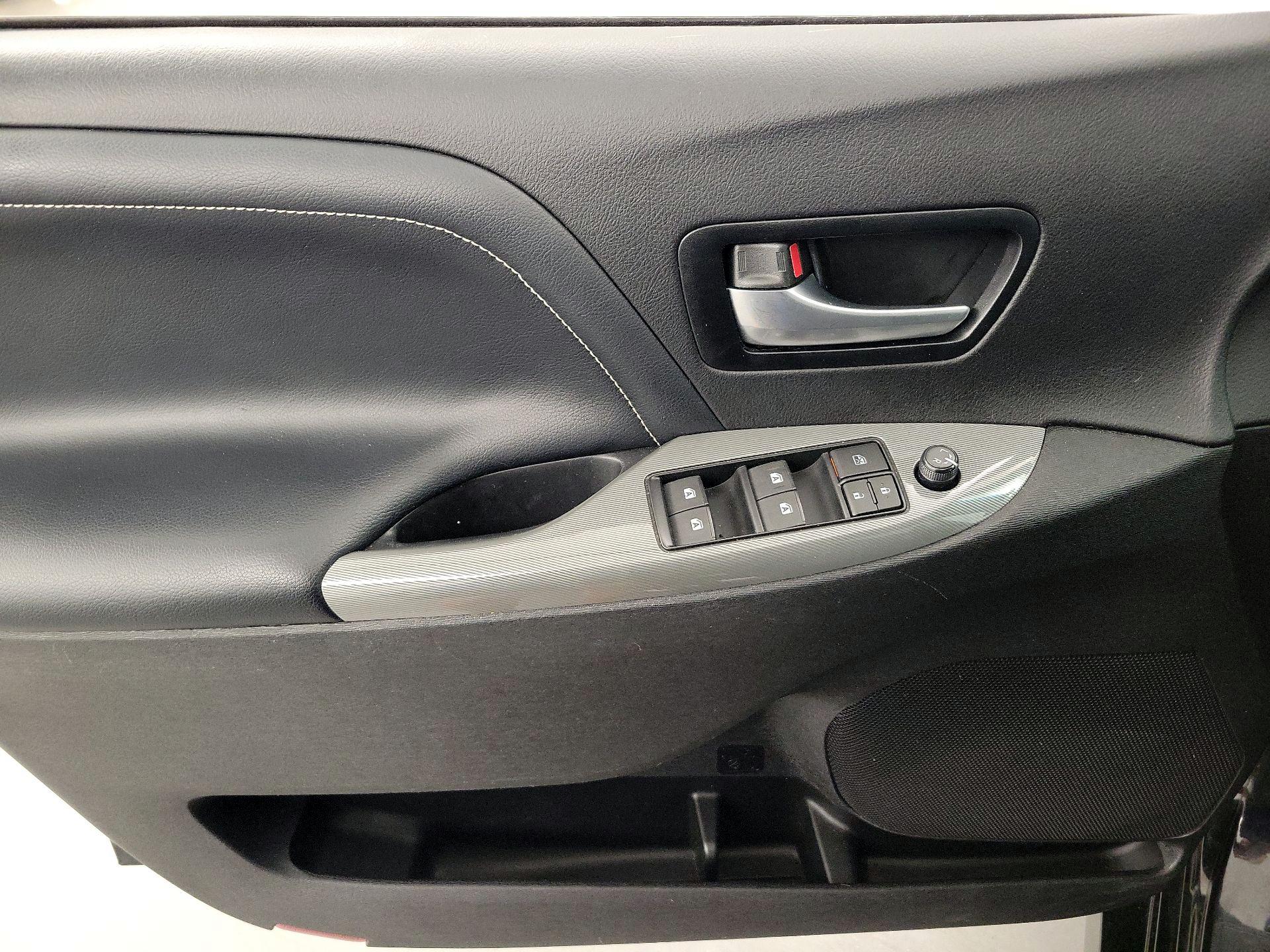 Thumbnail: 2015 Toyota Sienna - 12