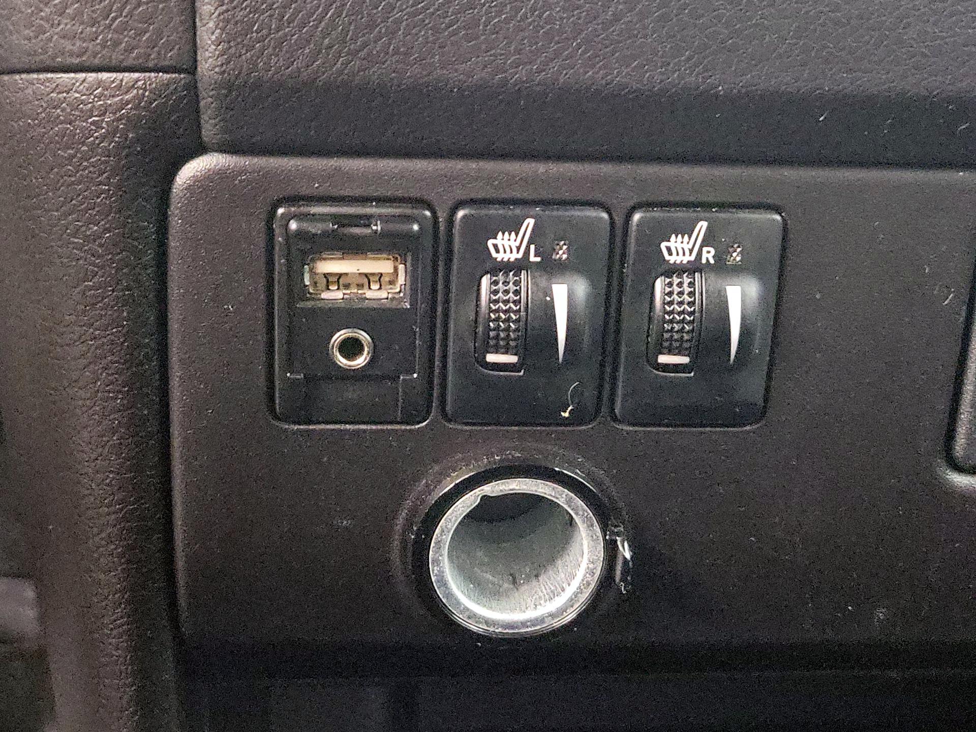 Thumbnail: 2015 Toyota Sienna - 18