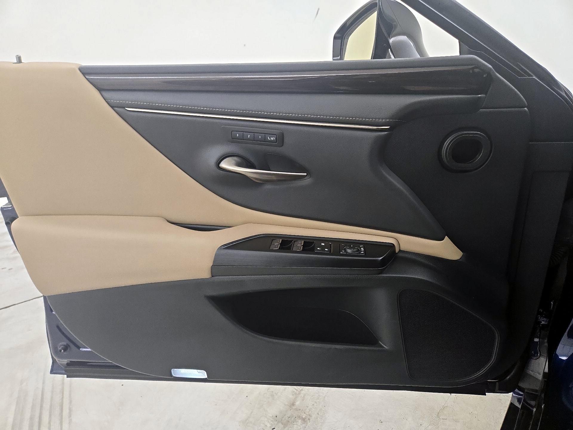 Thumbnail: 2021 Lexus ES - 12