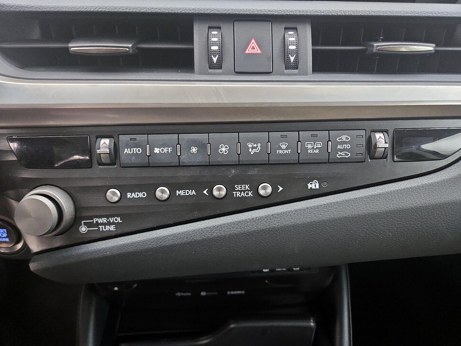 Thumbnail: 2021 Lexus ES - 16