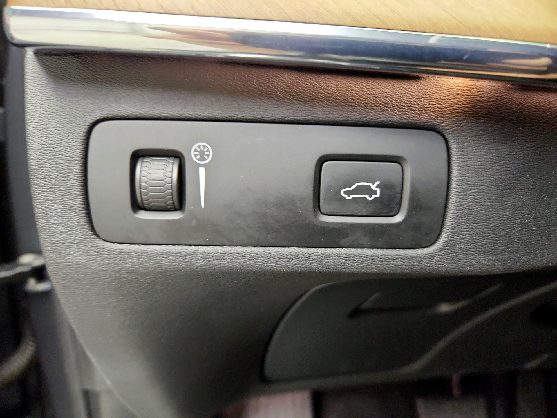 Thumbnail: 2016 Volvo XC90 - 13