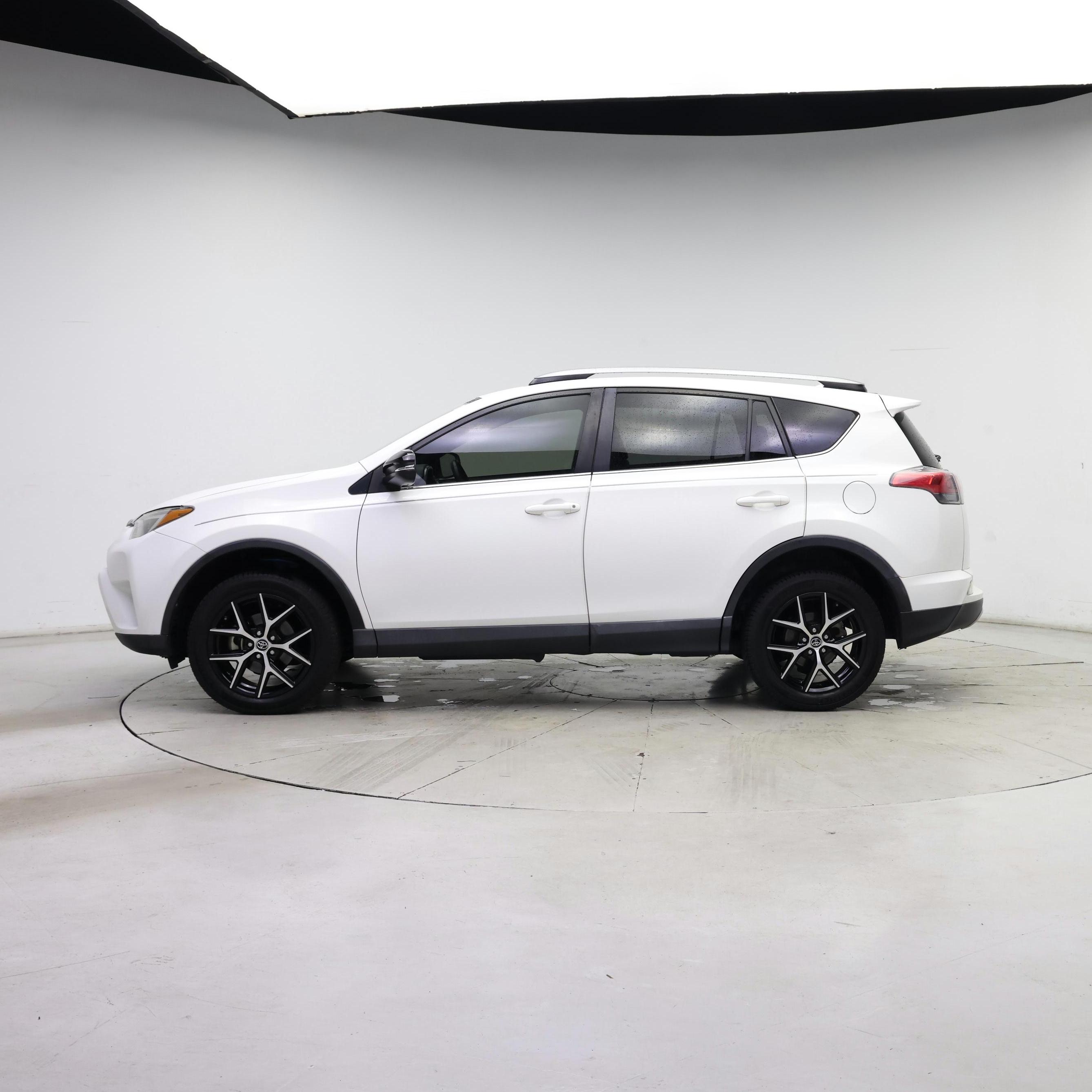 Thumbnail: 2017 Toyota RAV4 - 3