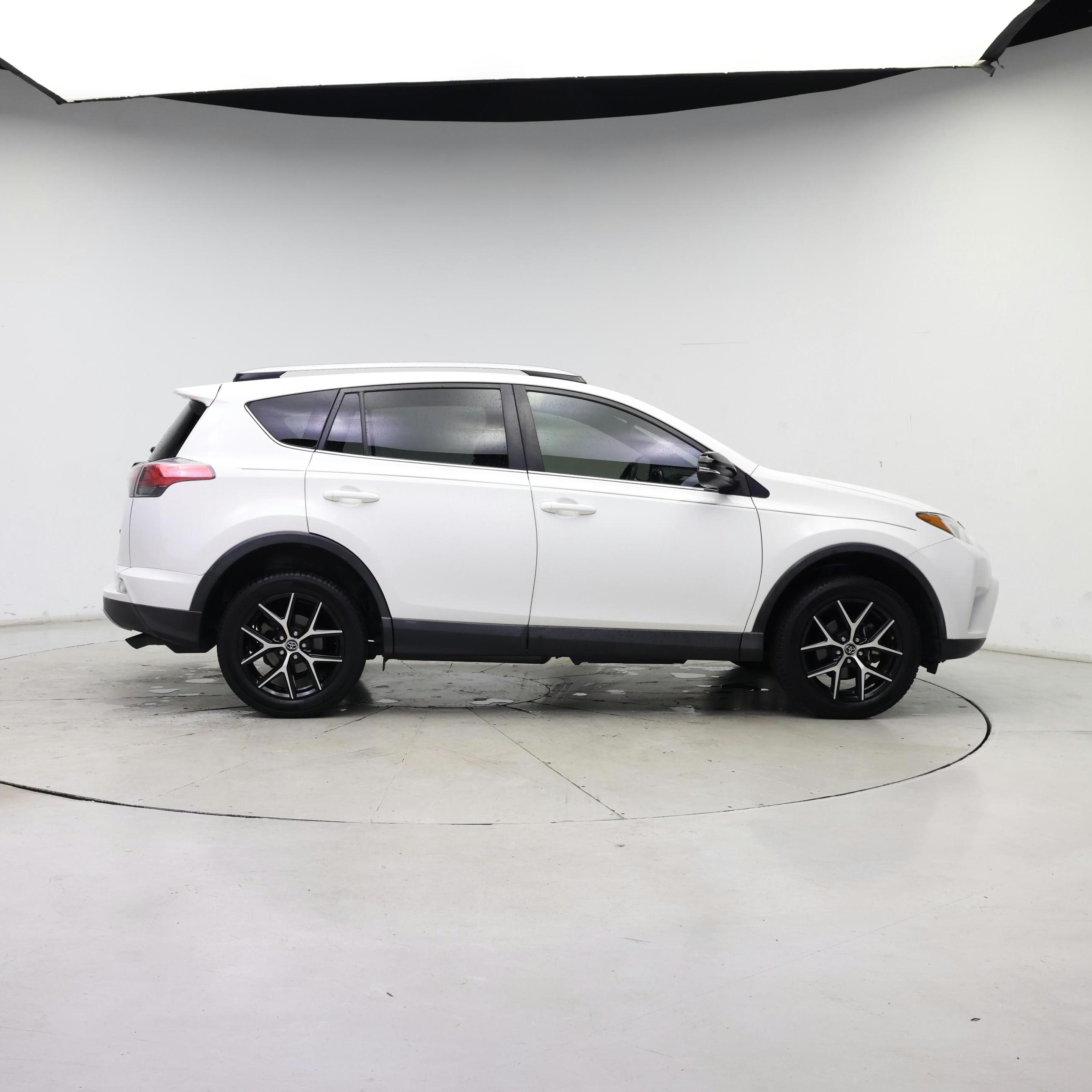 Thumbnail: 2017 Toyota RAV4 - 7