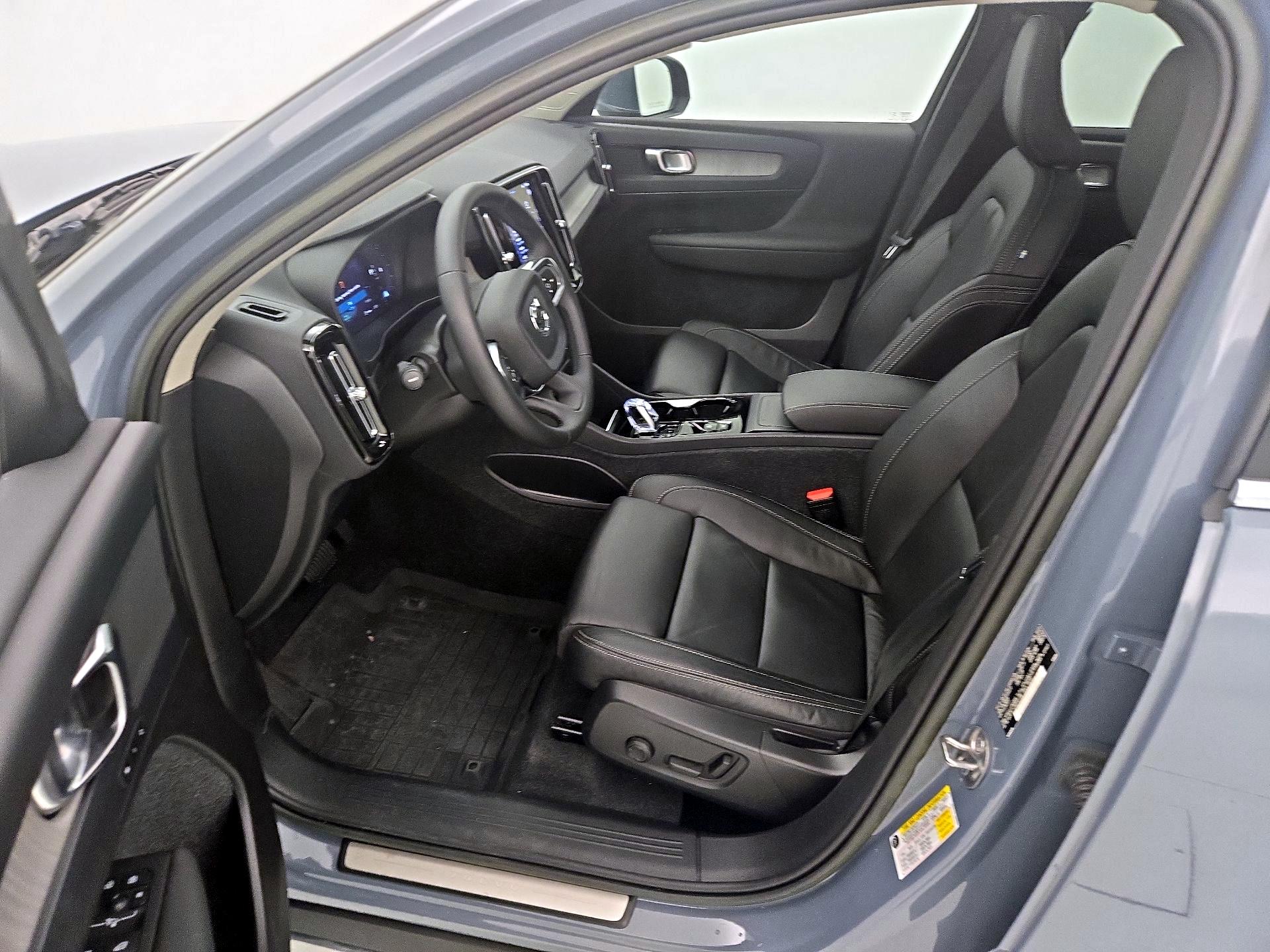 Thumbnail: 2023 Volvo XC40 - 11