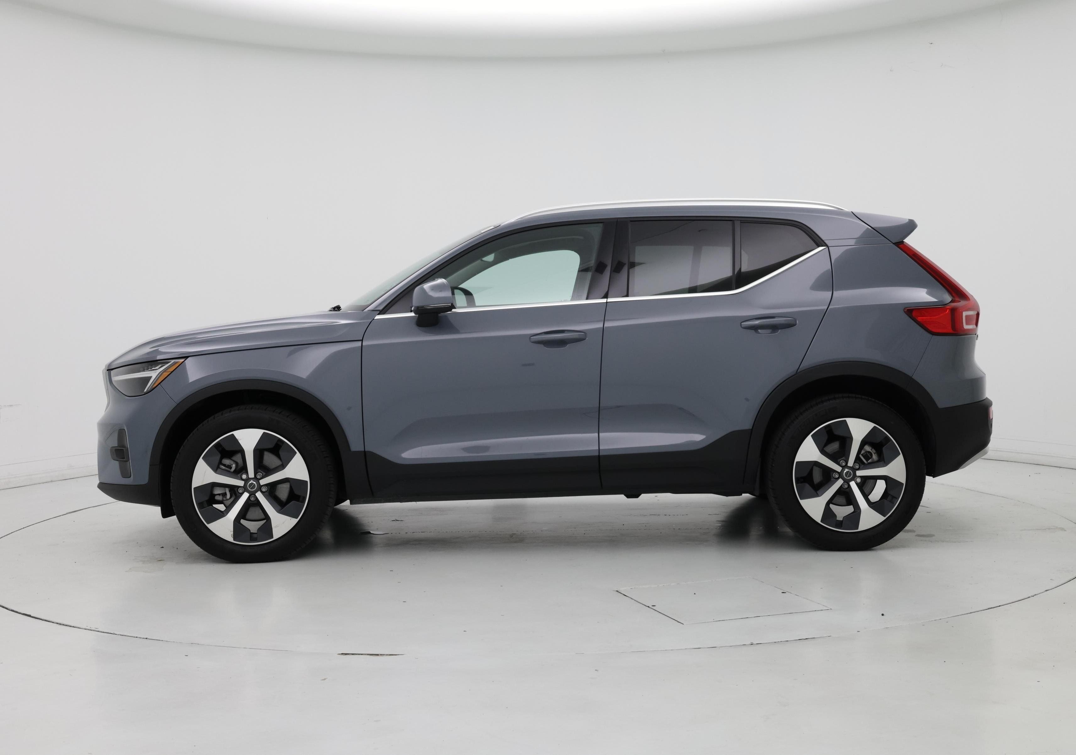 Thumbnail: 2023 Volvo XC40 - 3