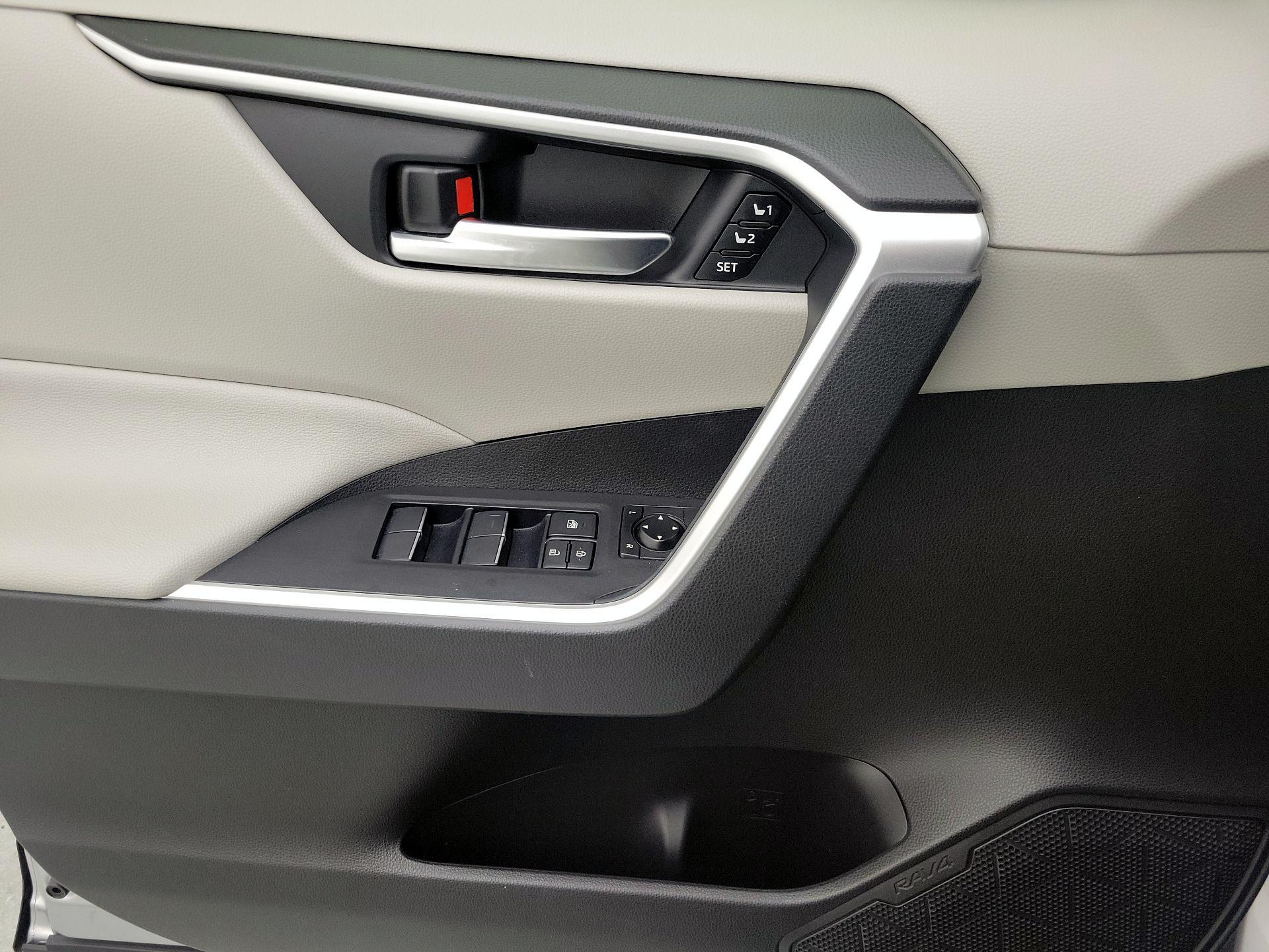 Thumbnail: 2020 Toyota RAV4 - 12