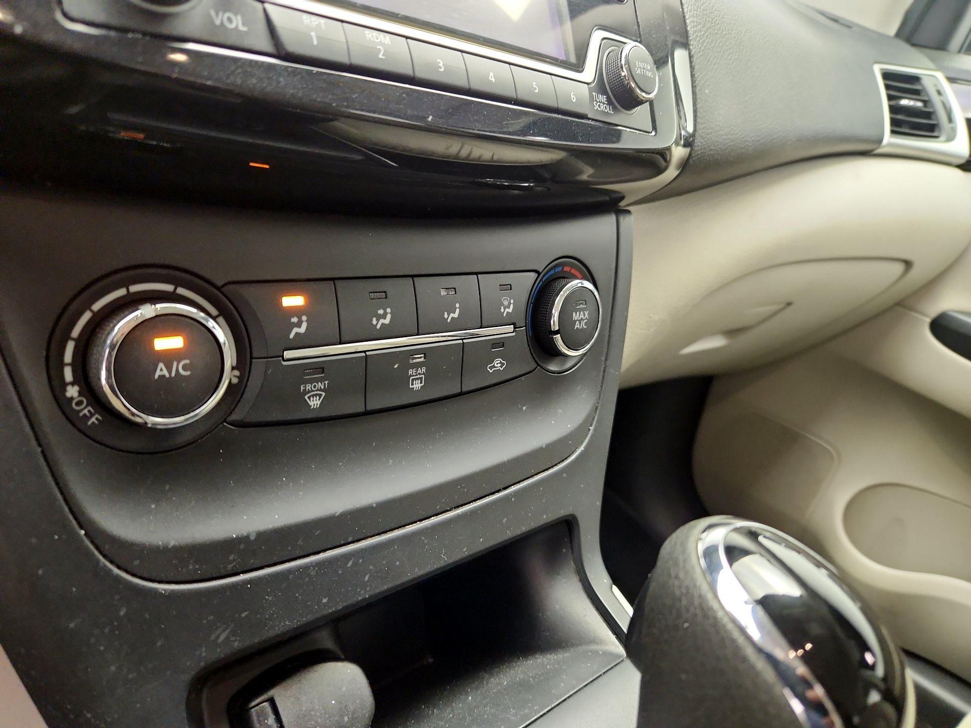 Thumbnail: 2017 Nissan Sentra - 16