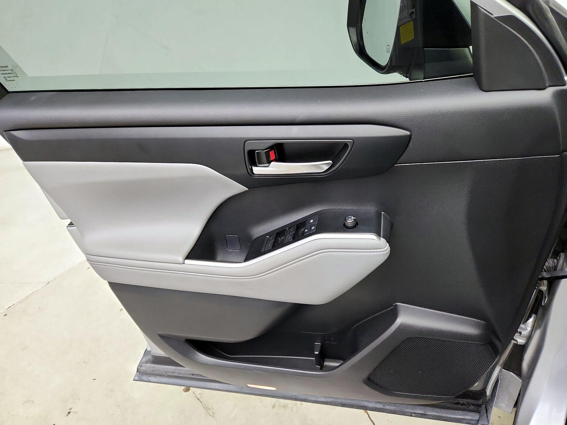 Thumbnail: 2021 Toyota Highlander - 12
