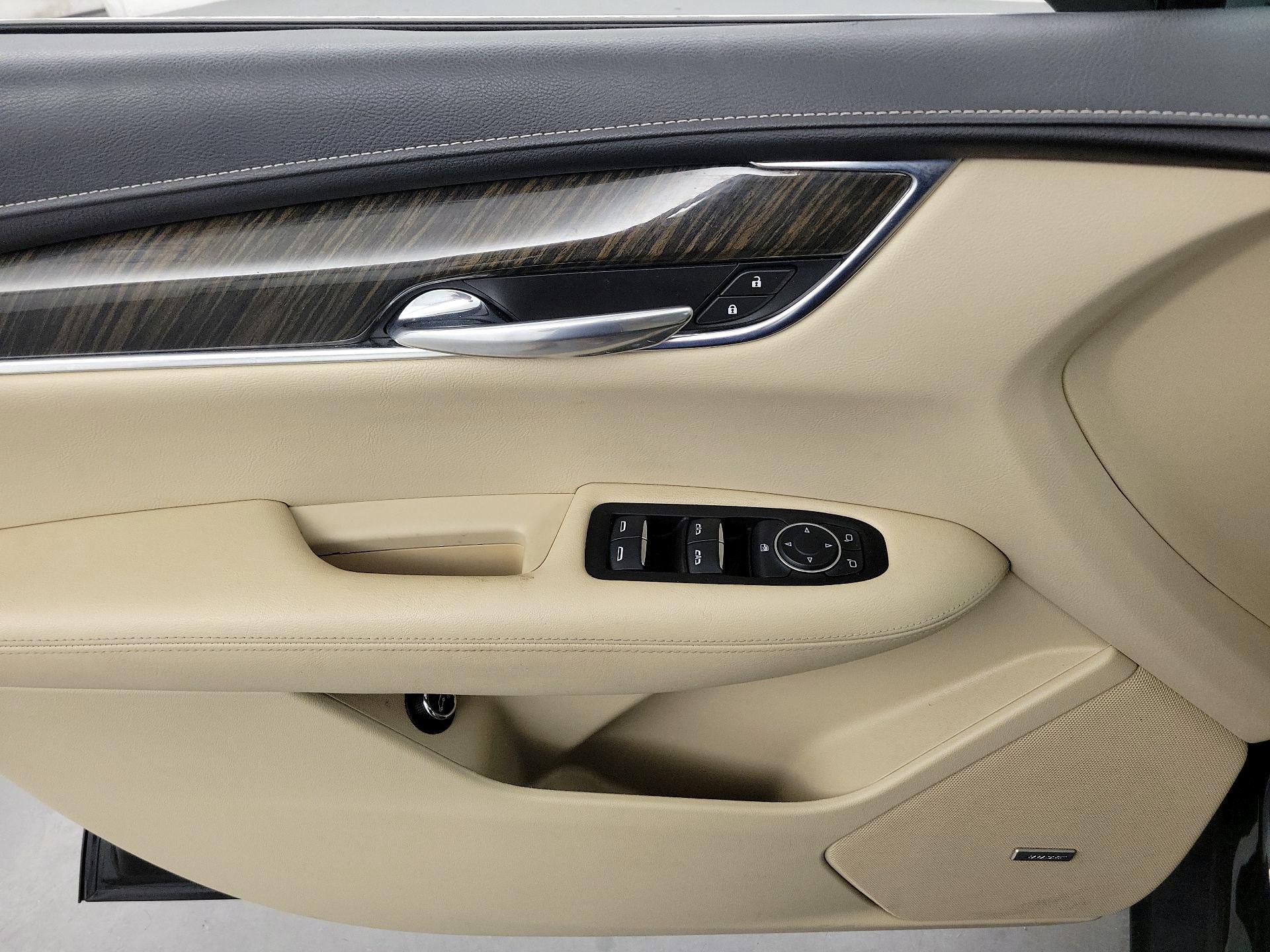 Thumbnail: 2017 Cadillac XT5 - 12