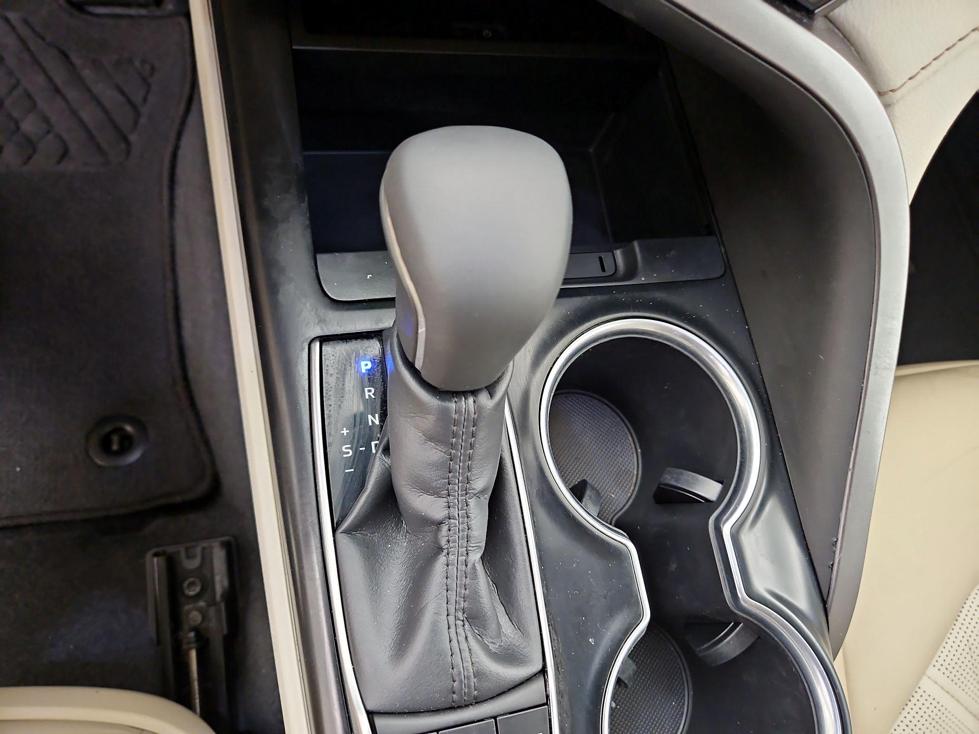 Thumbnail: 2019 Toyota Camry - 18