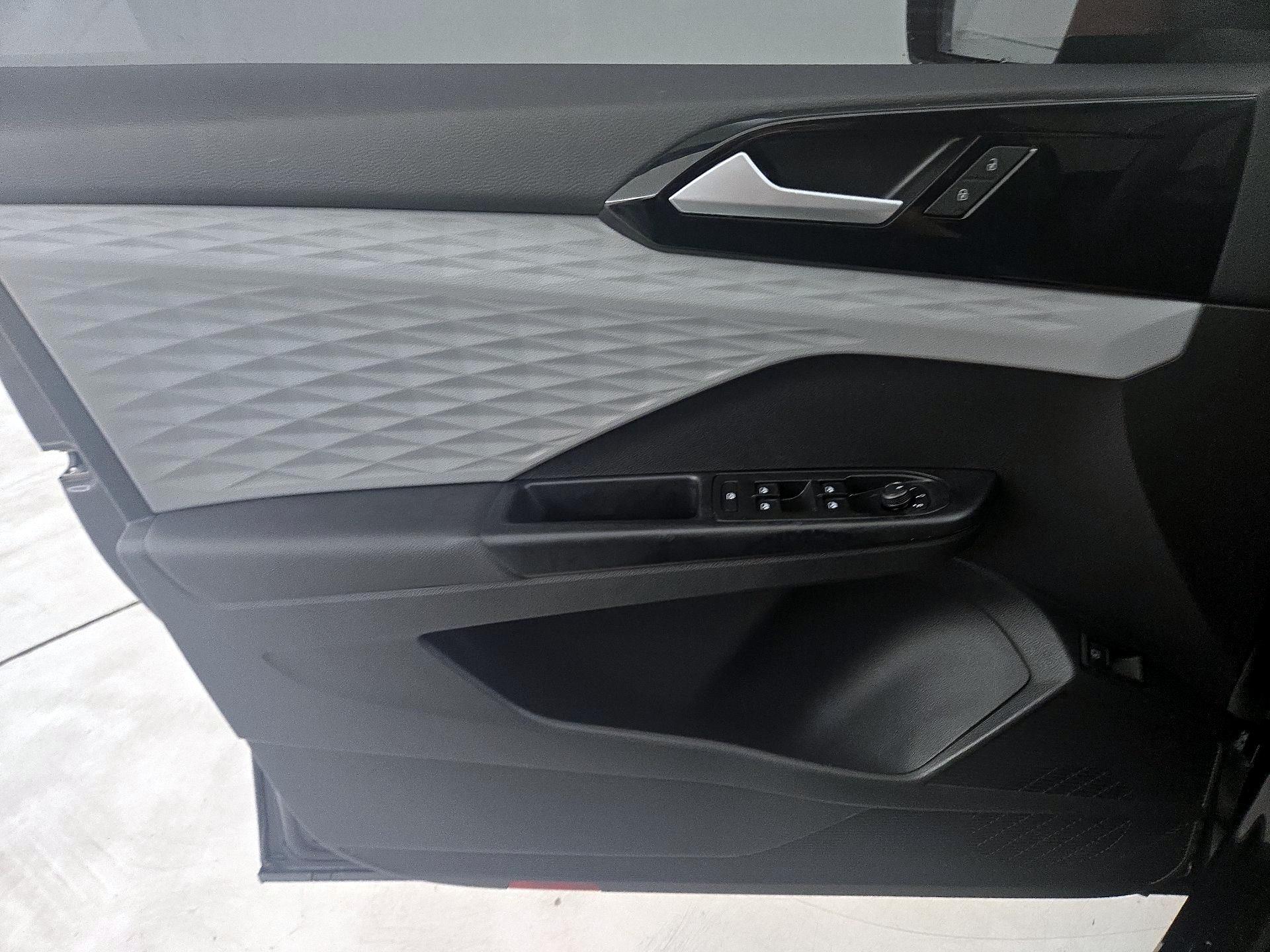 Thumbnail: 2022 Volkswagen Taos - 12