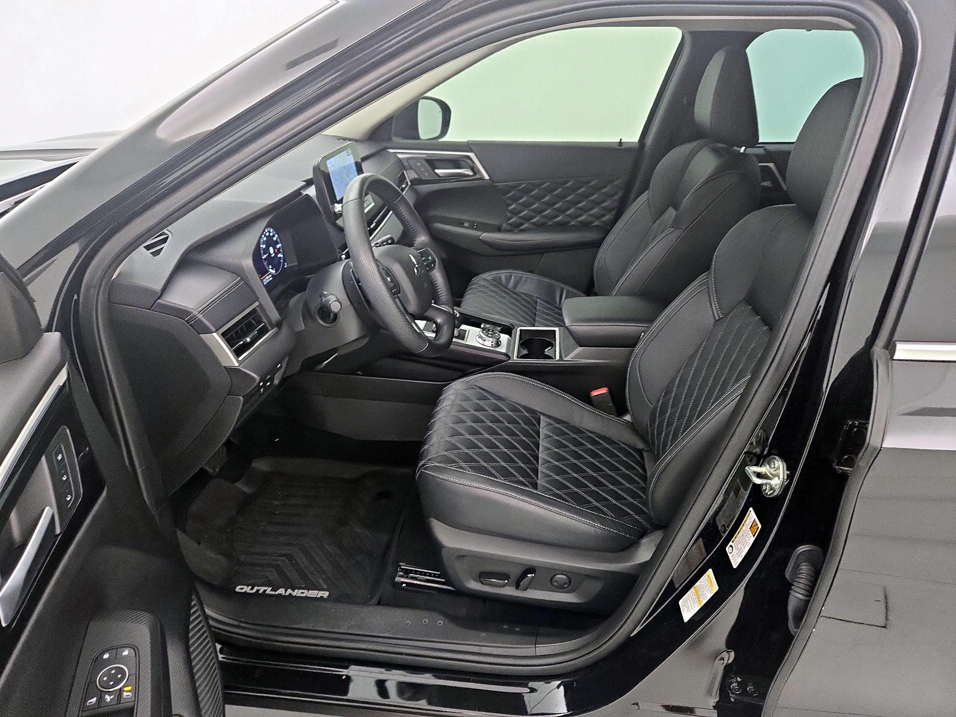 Thumbnail: 2023 Mitsubishi Outlander - 11