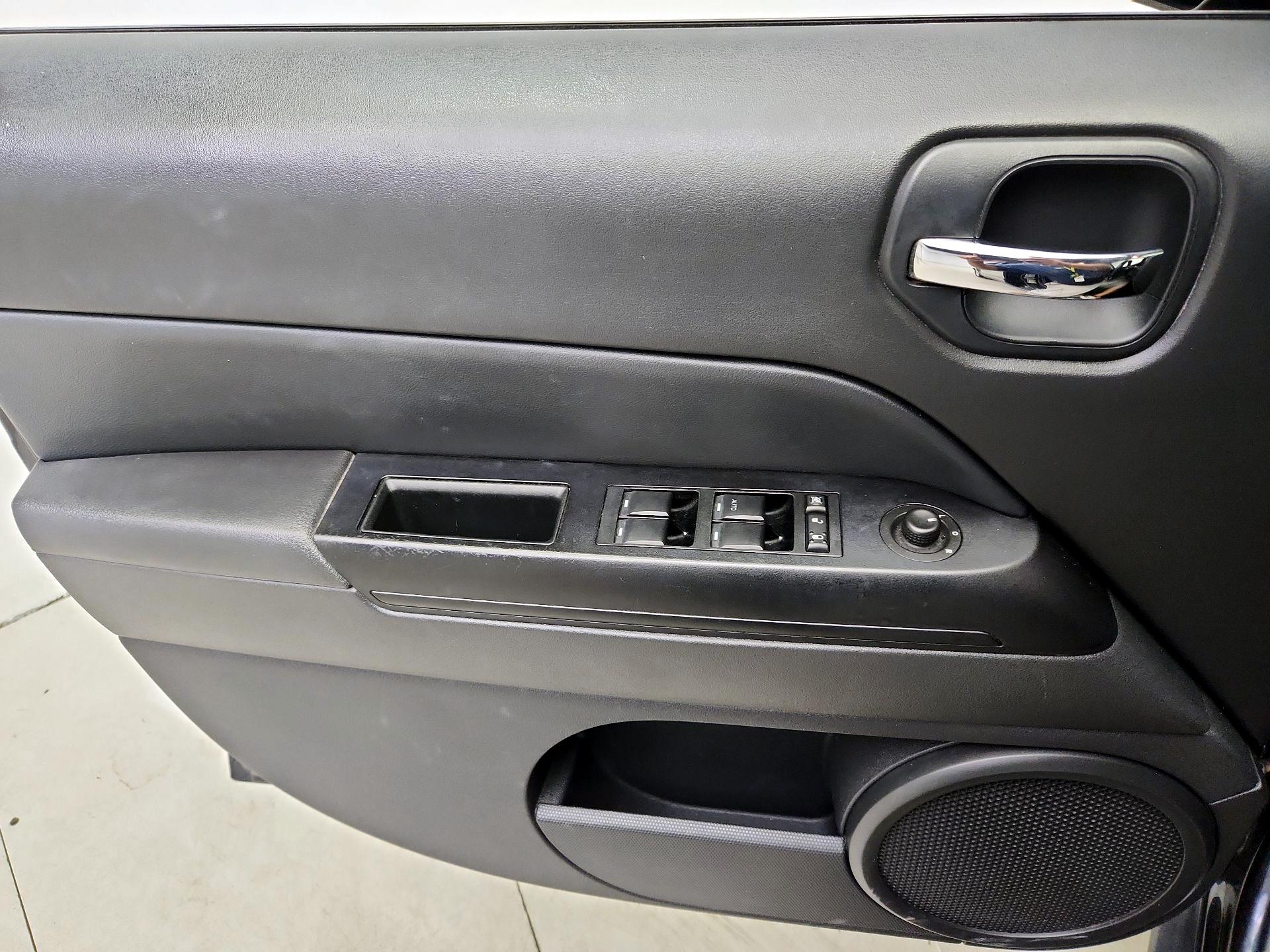 Thumbnail: 2014 Jeep Patriot - 12