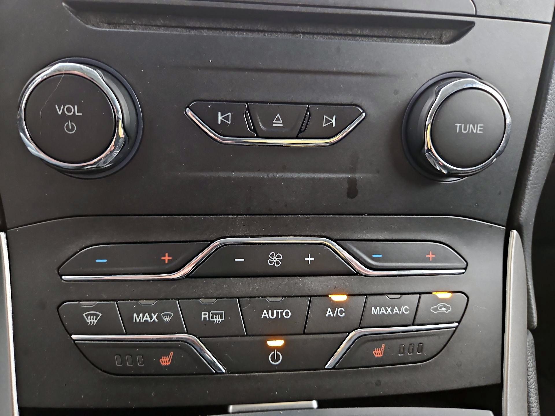 Thumbnail: 2016 Ford Edge - 15