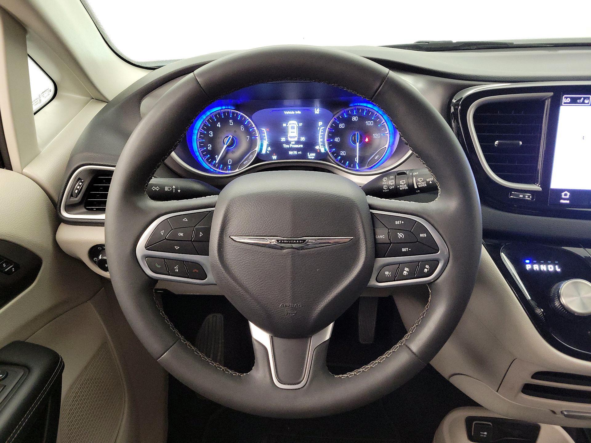 Thumbnail: 2023 Chrysler Pacifica - 10
