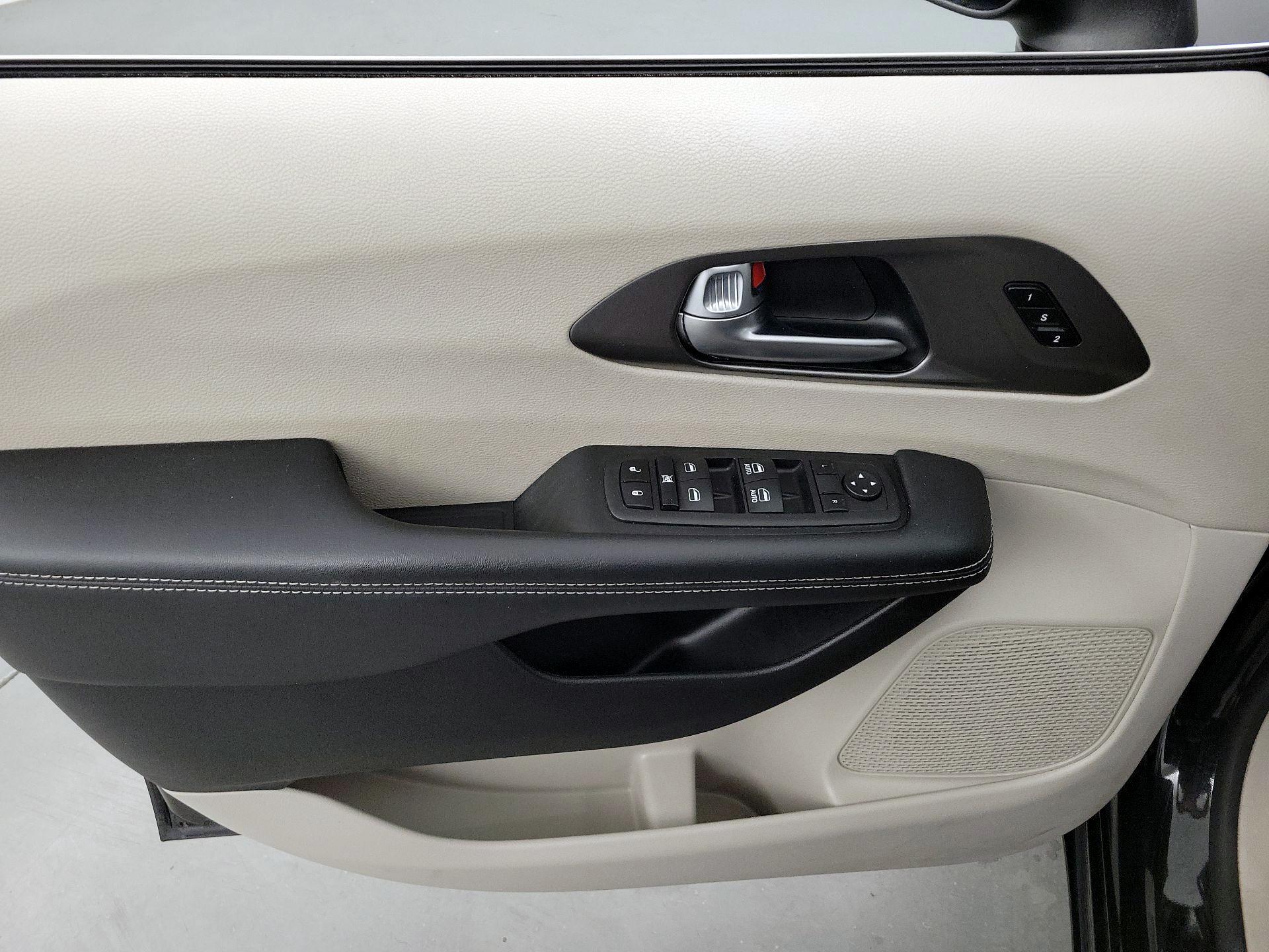 Thumbnail: 2023 Chrysler Pacifica - 12