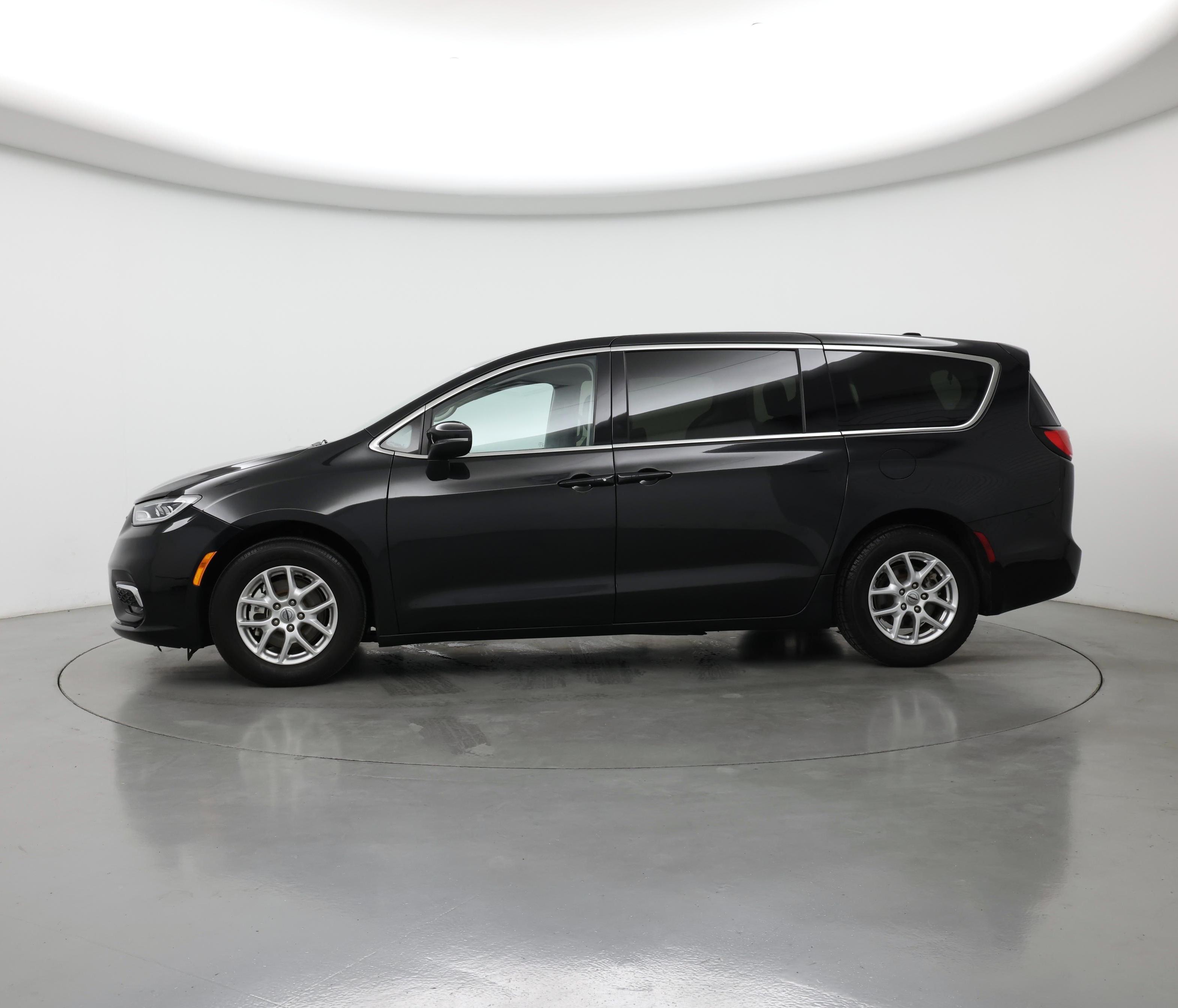 Thumbnail: 2023 Chrysler Pacifica - 3