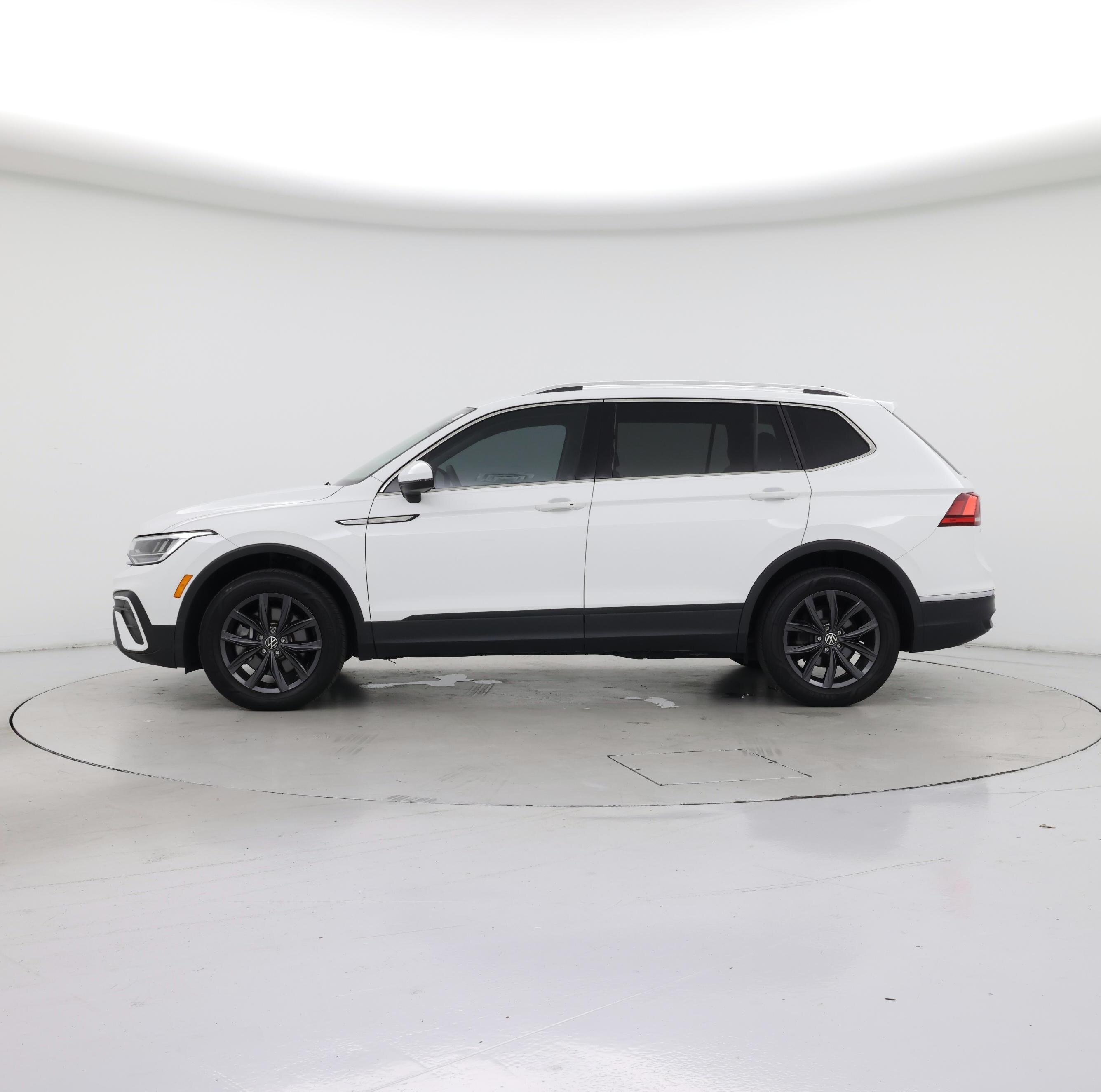 Thumbnail: 2022 Volkswagen Tiguan - 3