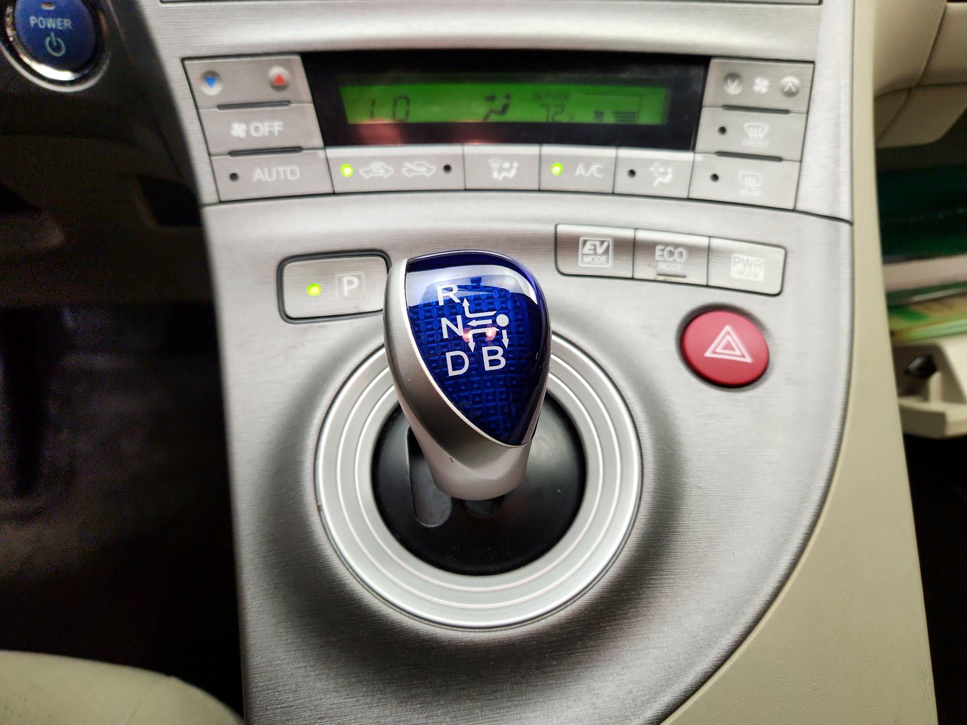 Thumbnail: 2015 Toyota Prius - 17
