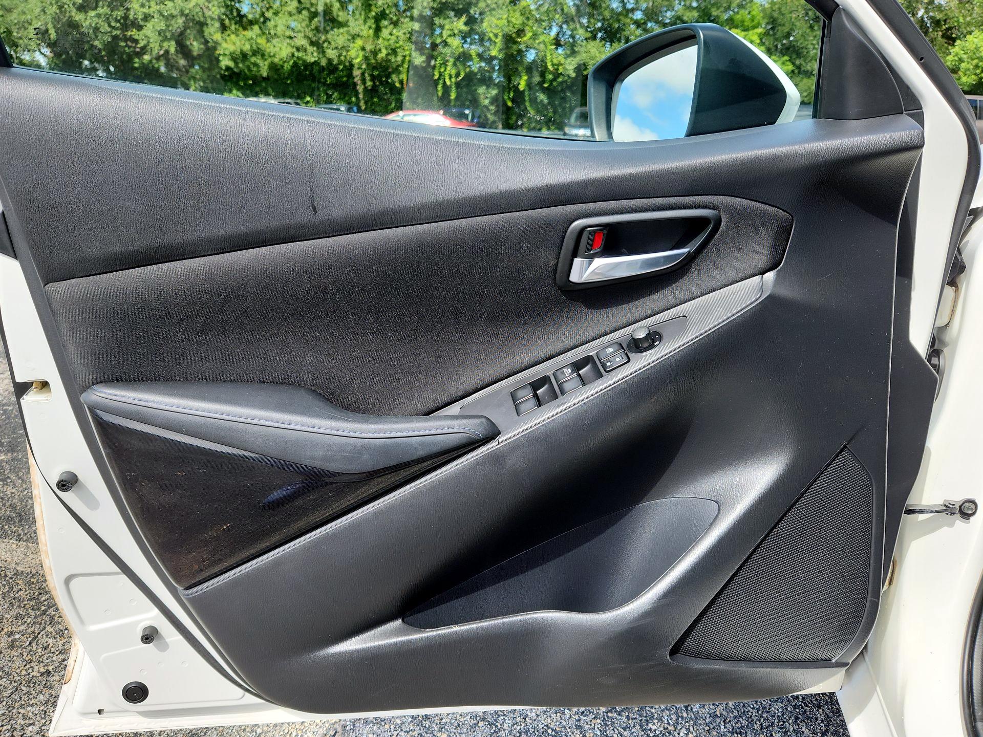 Thumbnail: 2018 Toyota Yaris iA - 10