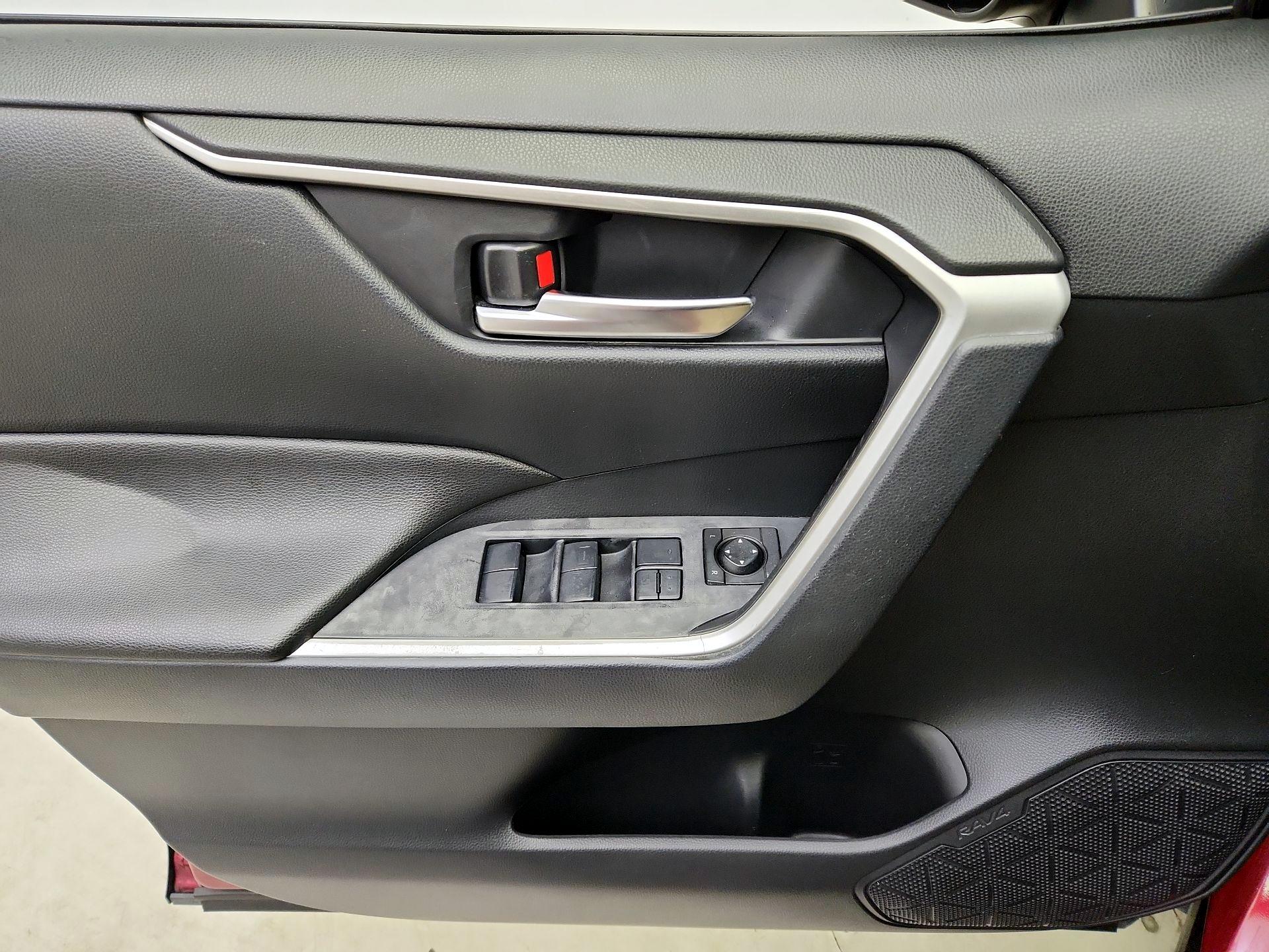 Thumbnail: 2019 Toyota RAV4 - 12