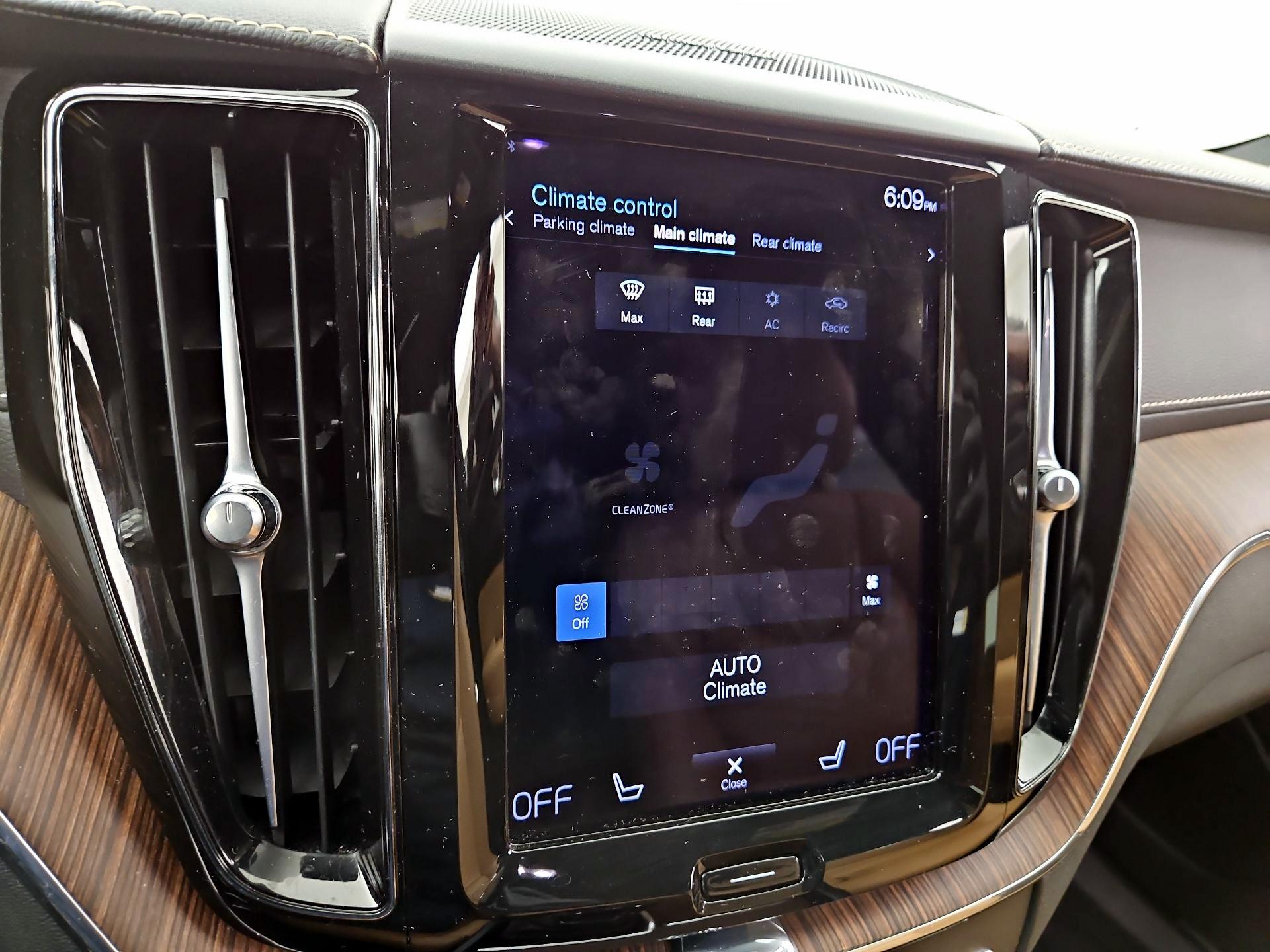 Thumbnail: 2021 Volvo XC60 - 17